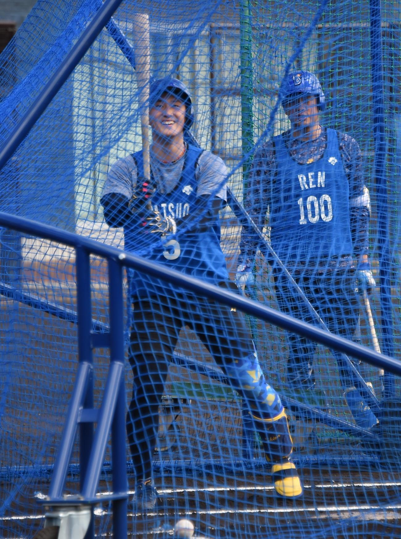 リラックスした表情で打撃練習に臨むDeNAドラフト1位の松尾汐恩。右は育成2位の鈴木（撮影・鈴木正章）
