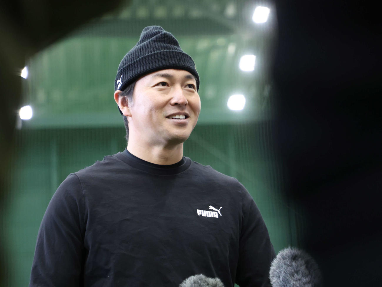 囲み取材に応じる巨人長野（撮影・宮地輝）