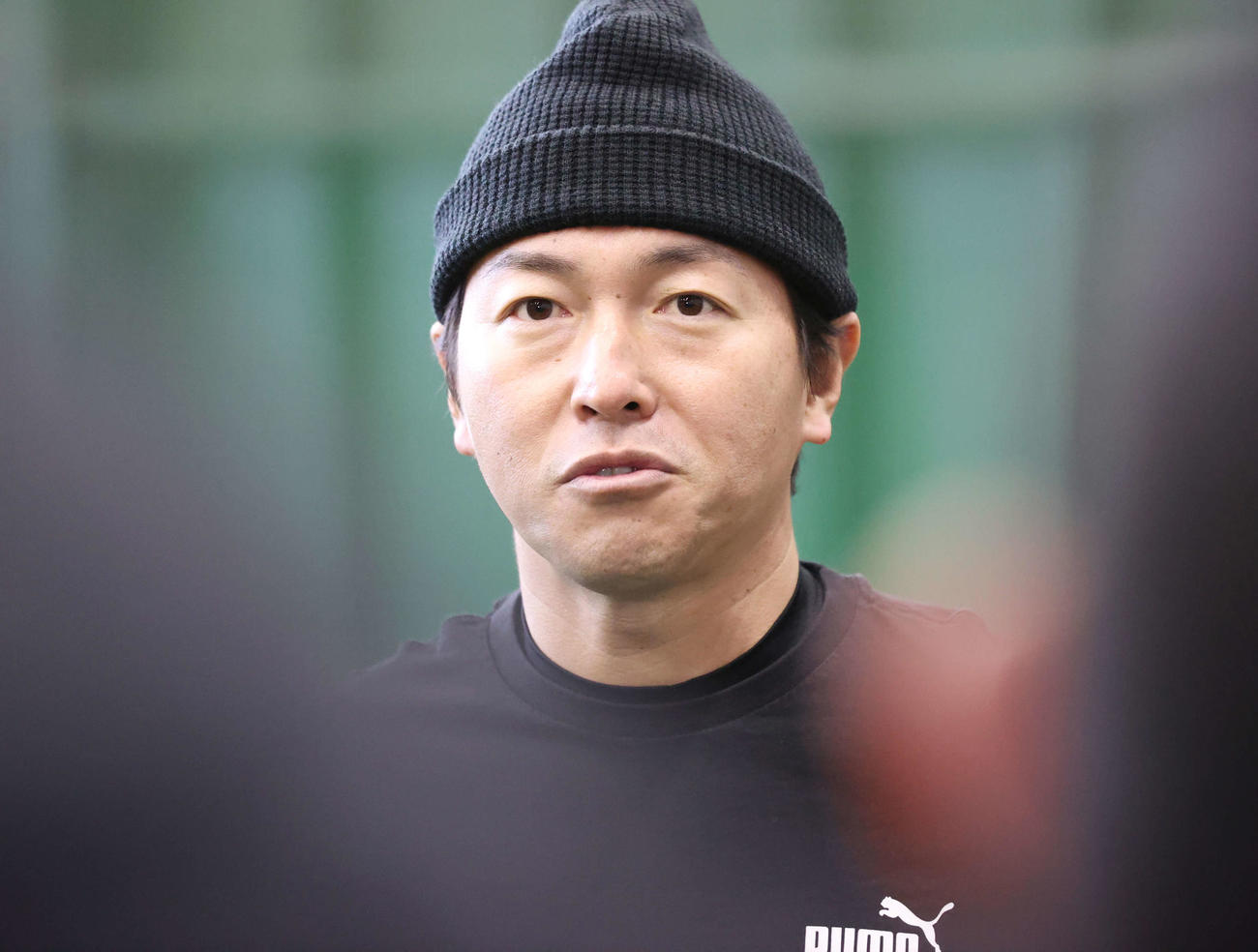囲み取材に応じる巨人長野（撮影・宮地輝）