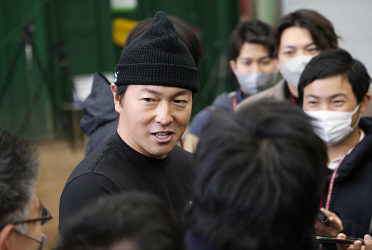 囲み取材に応じる巨人長野（撮影・宮地輝）