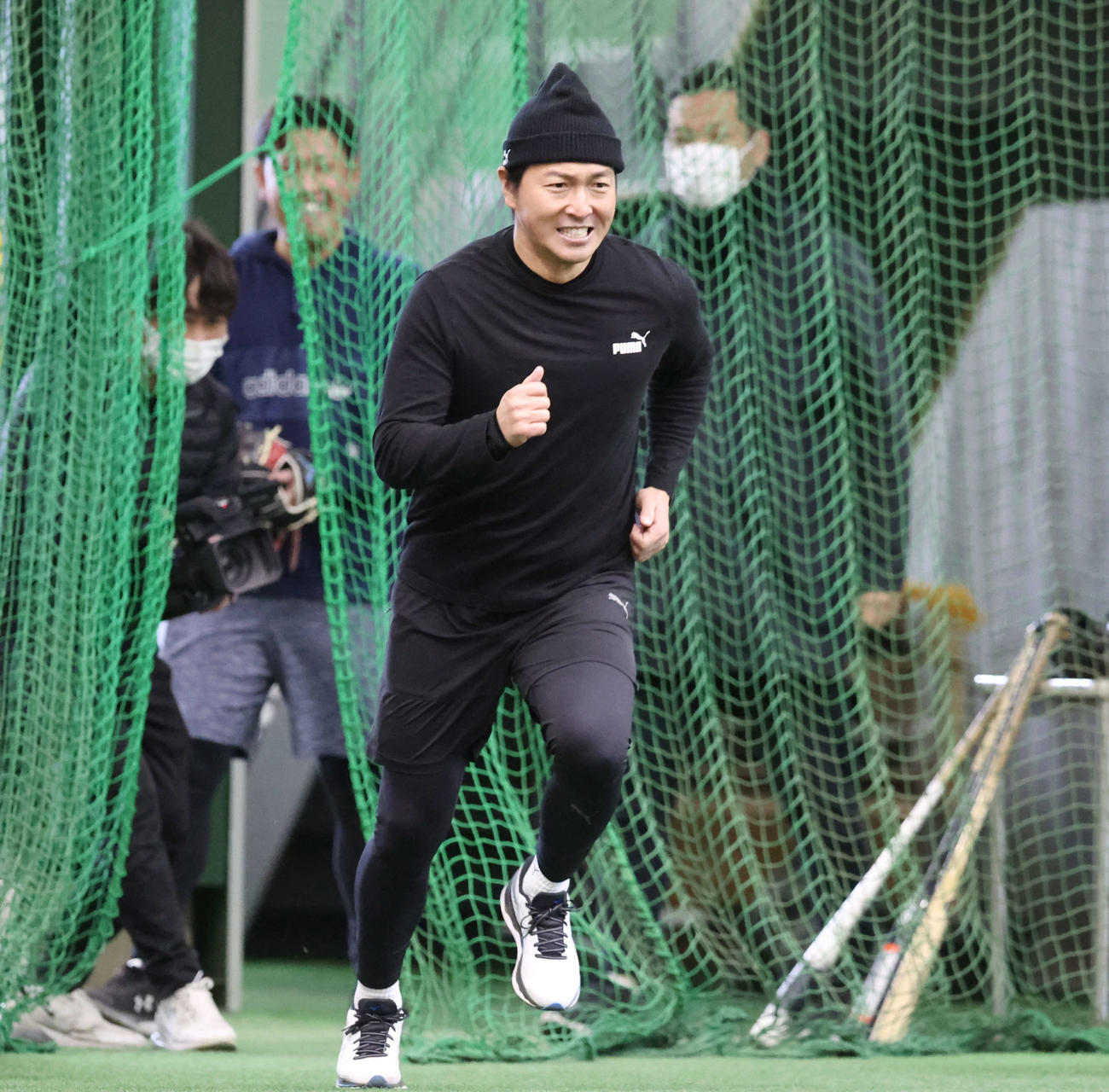 自主トレを公開した巨人長野（撮影・宮地輝）