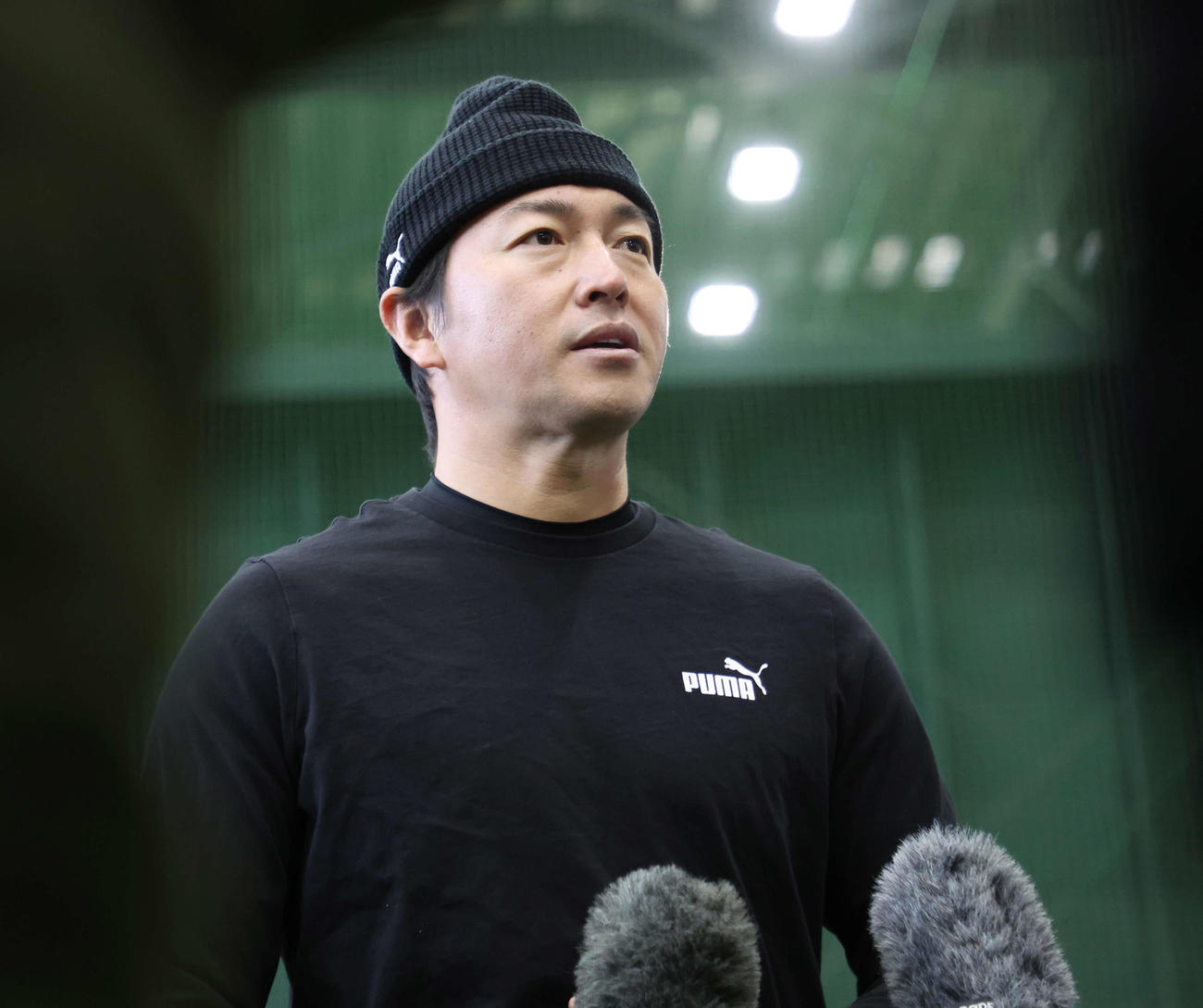 囲み取材に応じる巨人長野（撮影・宮地輝）