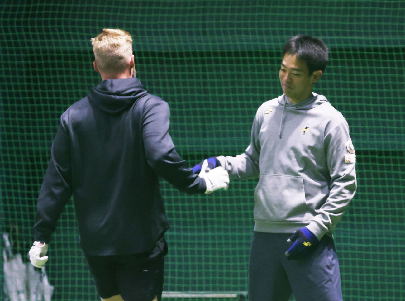 広島合同自主トレ　秋山と新外国人のデビッドソン（左）（撮影・加藤孝規）