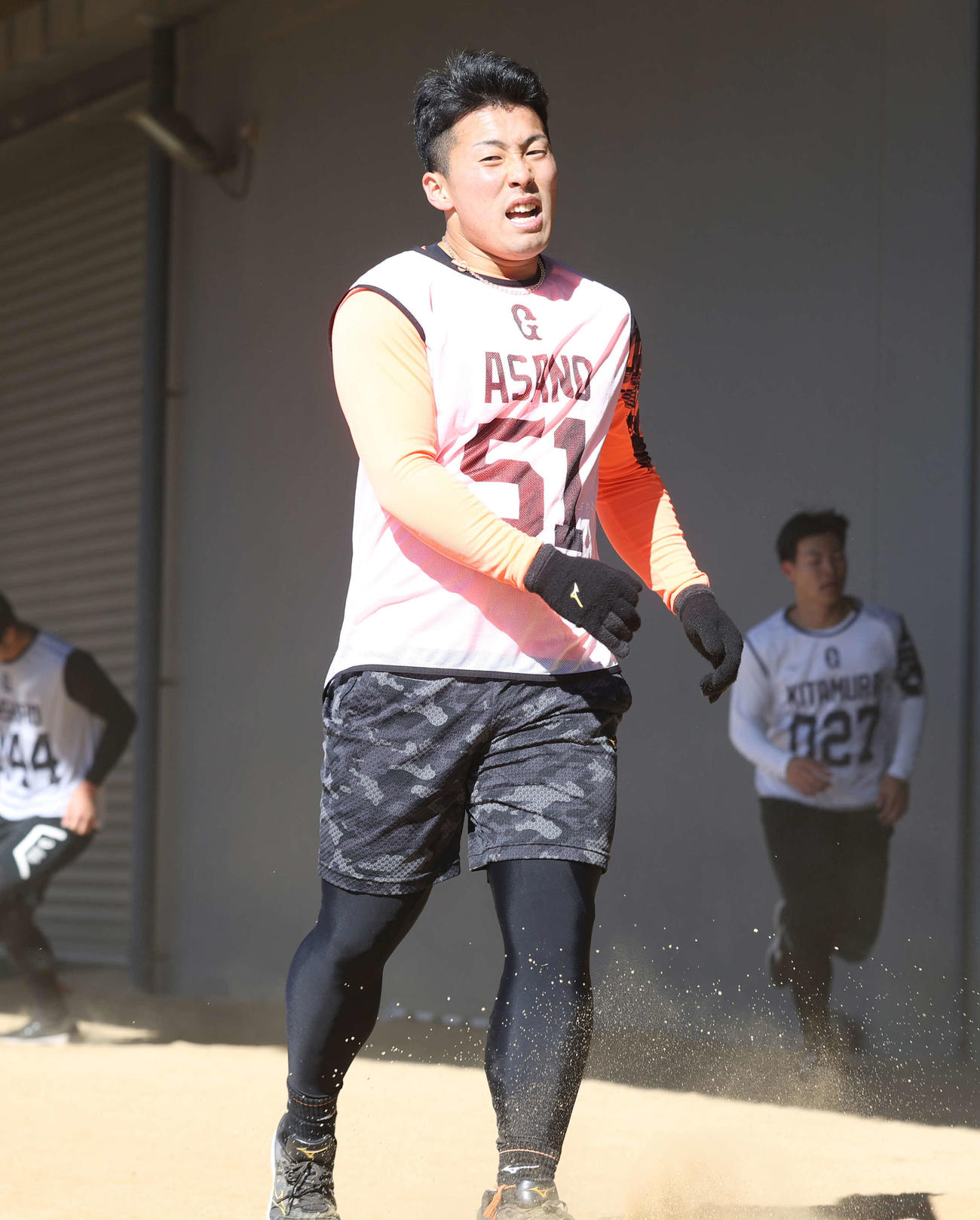 巨人新人合同自主トレでダッシュを終え、苦しい表情のドラフト1位浅野（撮影・宮地輝）