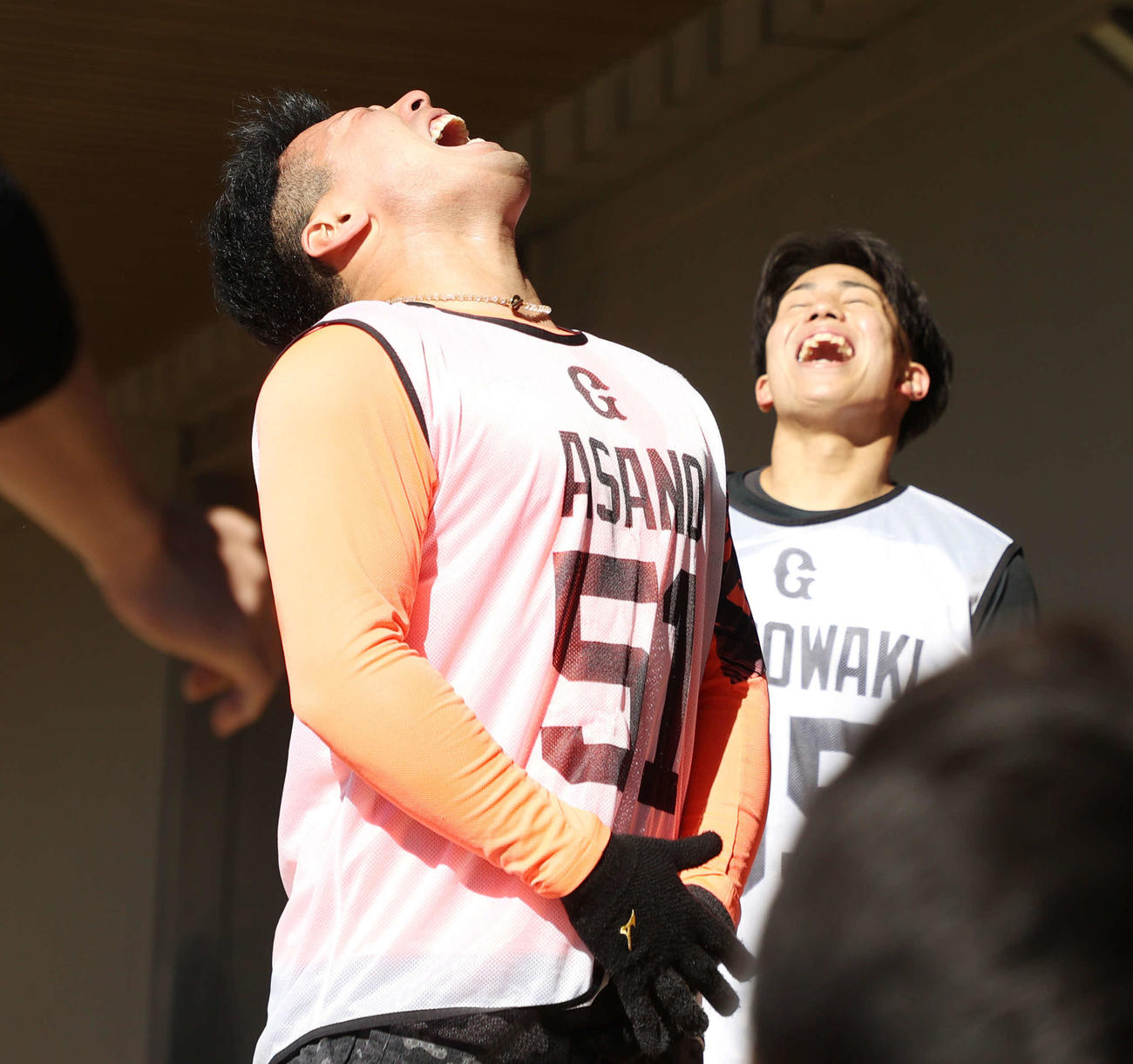 巨人新人合同自主トレで笑うドラフト1位浅野（左）とドラフト4位門脇（撮影・宮地輝）
