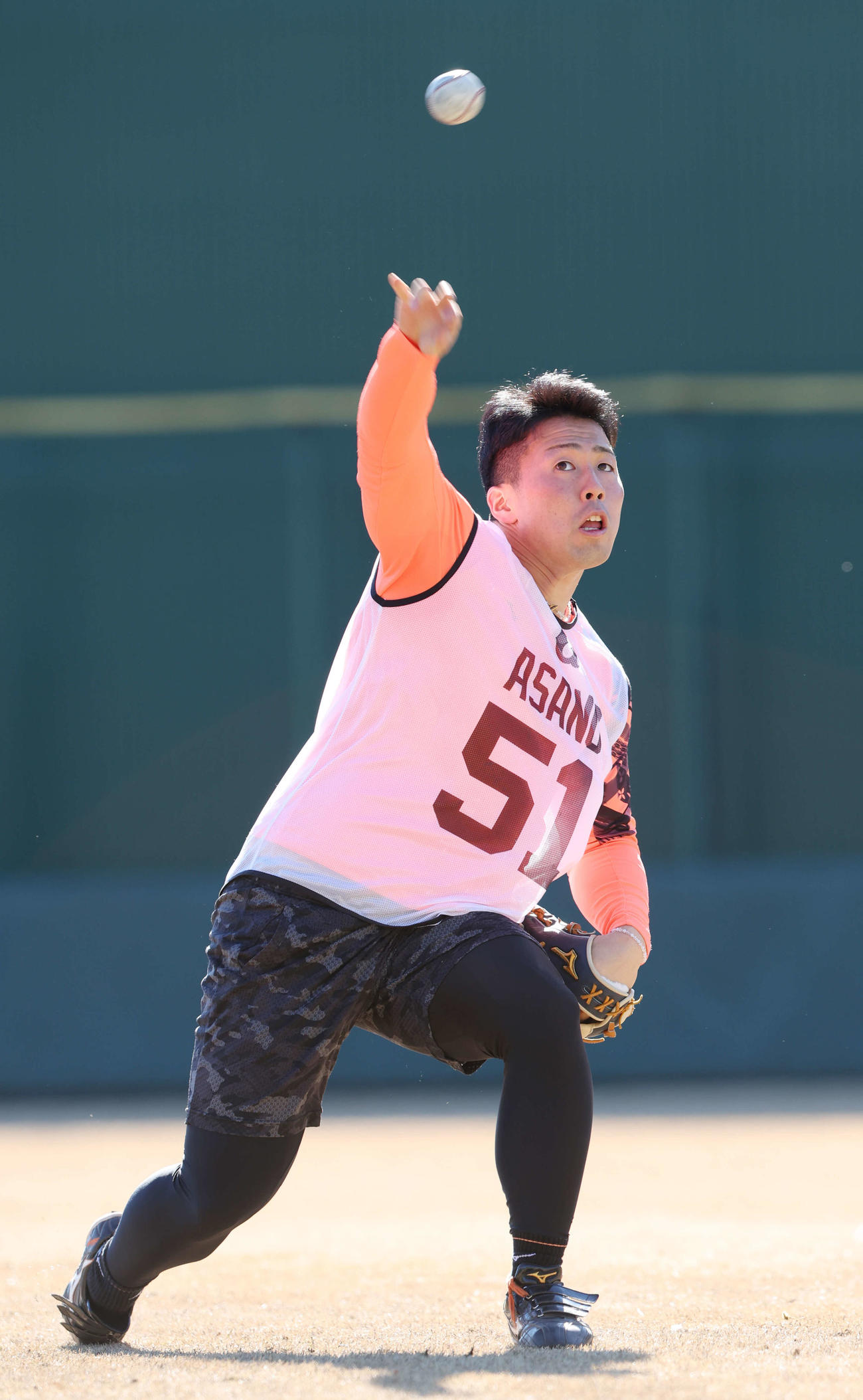 巨人新人合同自主トレでキャッチボールするドラフト1位浅野（撮影・宮地輝）