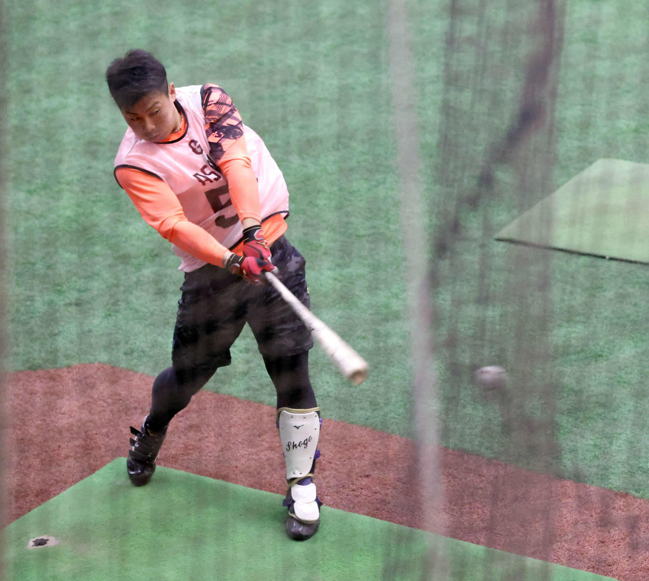 巨人新人合同自主トレでトス打撃するドラフト1位浅野（撮影・宮地輝）