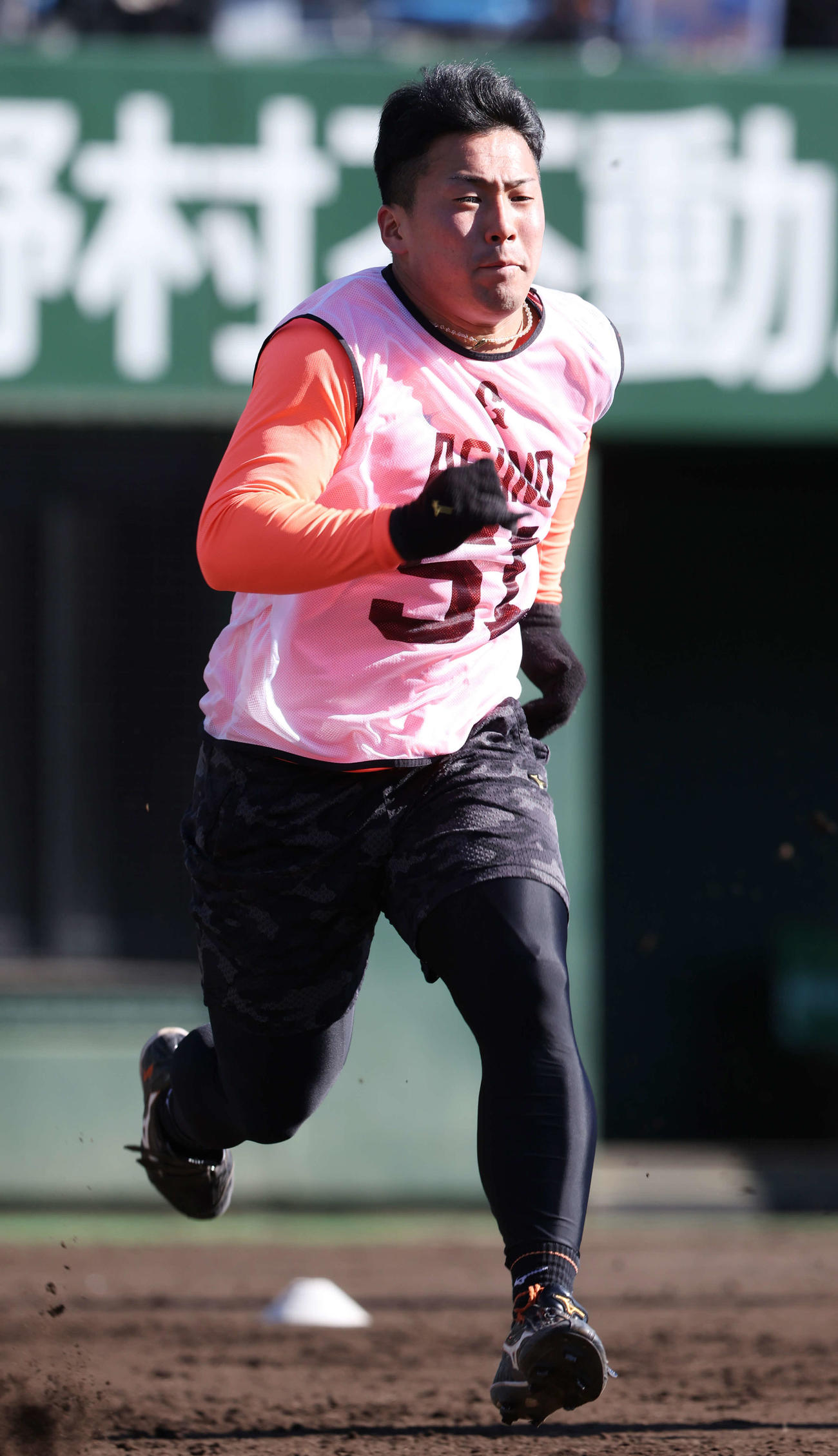 巨人新人合同自主トレでランニングするドラフト1位浅野（撮影・宮地輝）