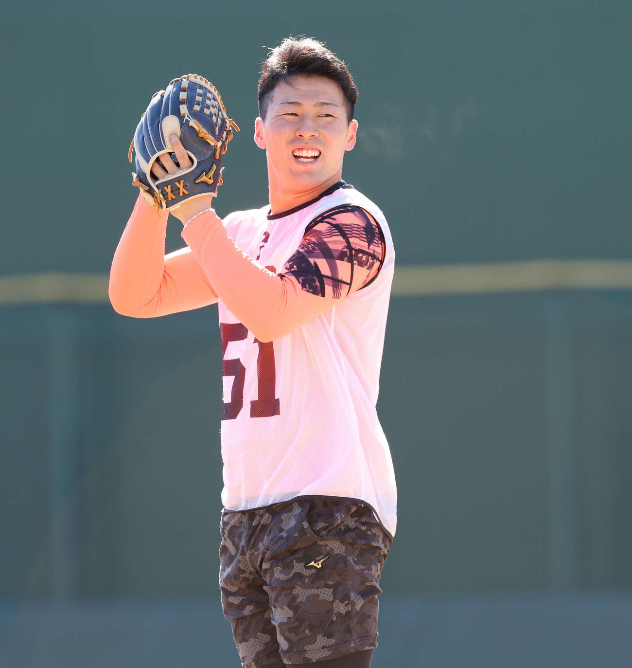 巨人新人合同自主トレで笑顔を見せるドラフト1位浅野（撮影・宮地輝）