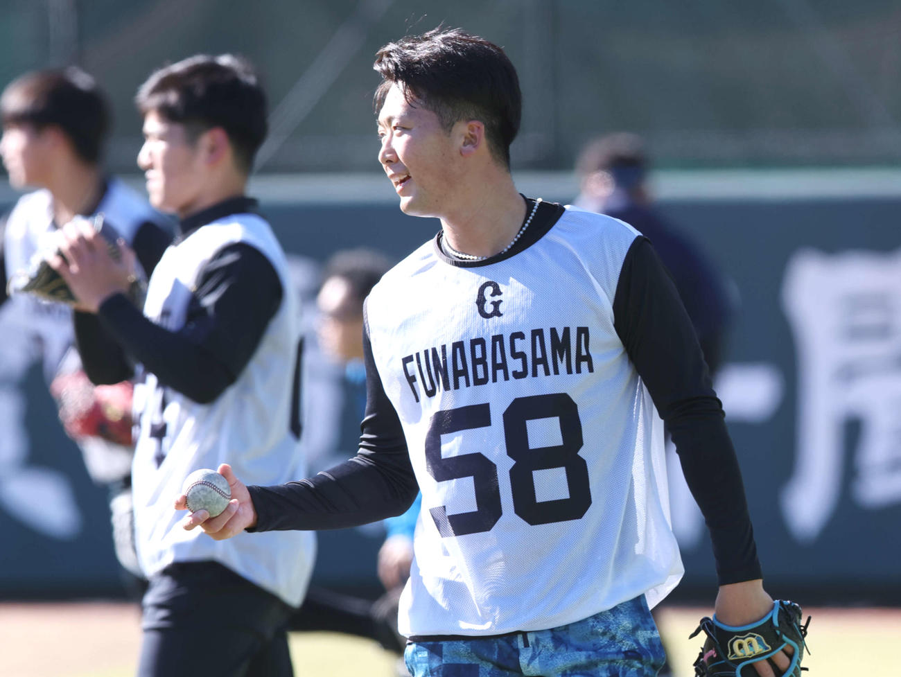 巨人新人合同自主トレでキャッチボールするドラフト5位船迫（撮影・宮地輝）