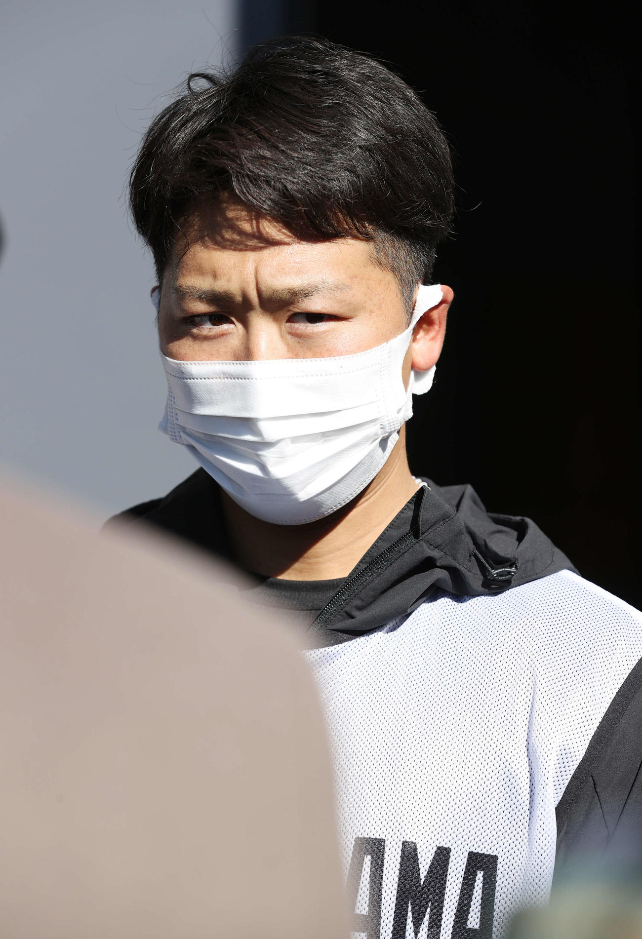 巨人新人合同自主トレ後囲み取材に応じるドラフト5位船迫（撮影・宮地輝）