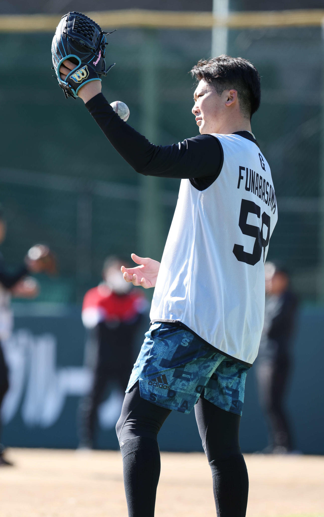 巨人新人合同自主トレでキャッチボールするドラフト5位船迫（撮影・宮地輝）