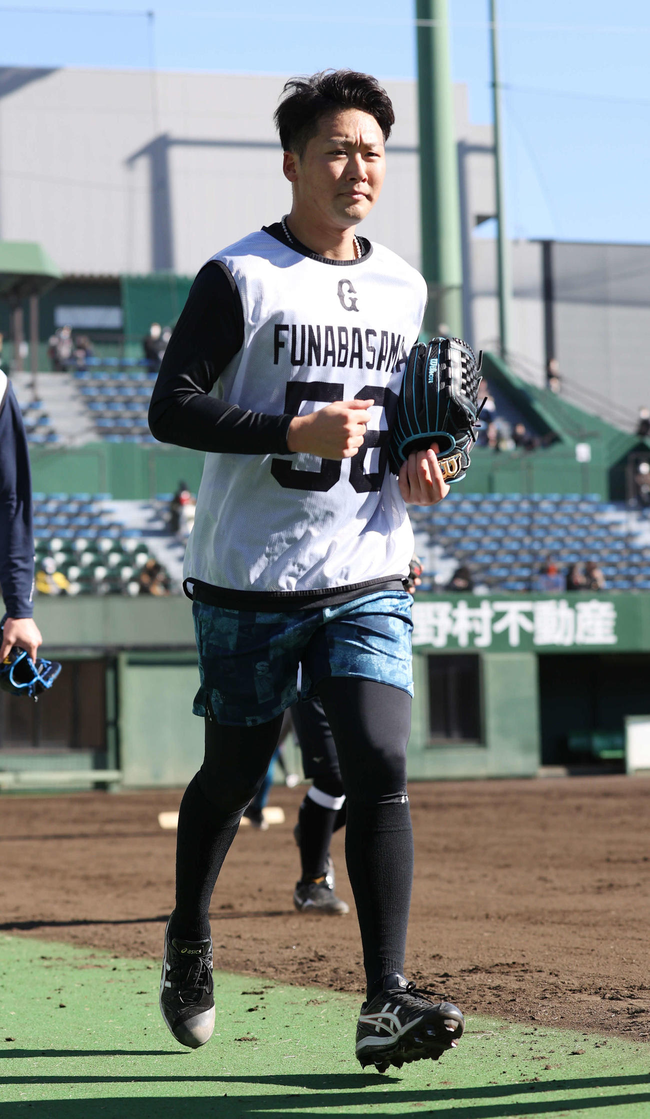 巨人新人合同自主トレに向かうドラフト5位船迫（撮影・宮地輝）