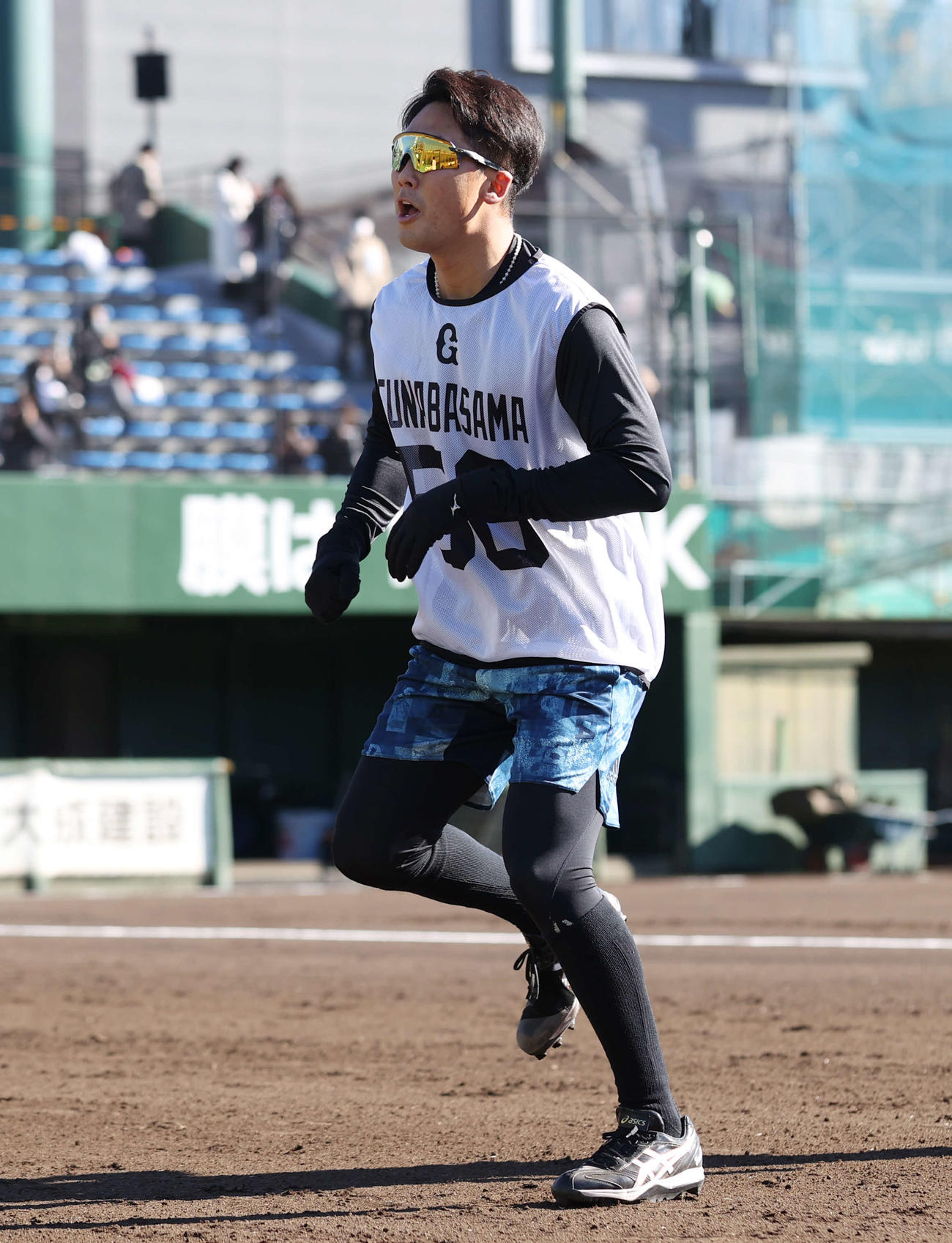 巨人新人合同自主トレを行うドラフト5位船迫（撮影・宮地輝）
