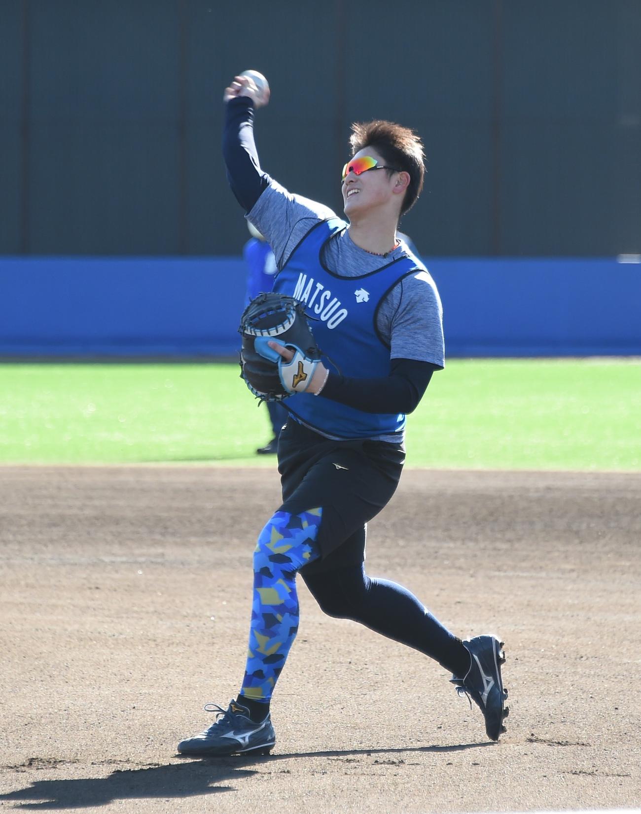 キャッチボールを行うDeNAドラフト1位の松尾（撮影・鈴木正章）