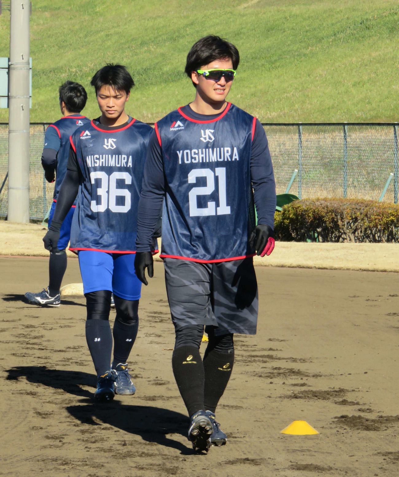 新人合同自主トレを打ち上げたヤクルトのドラフト1位、吉村（中央）