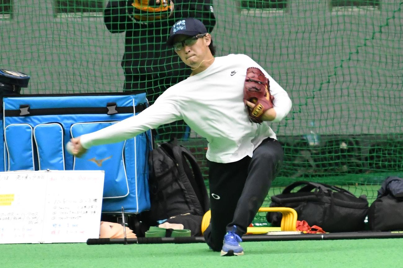 キャッチボールをする日本ハム鈴木（撮影・石井翔太）