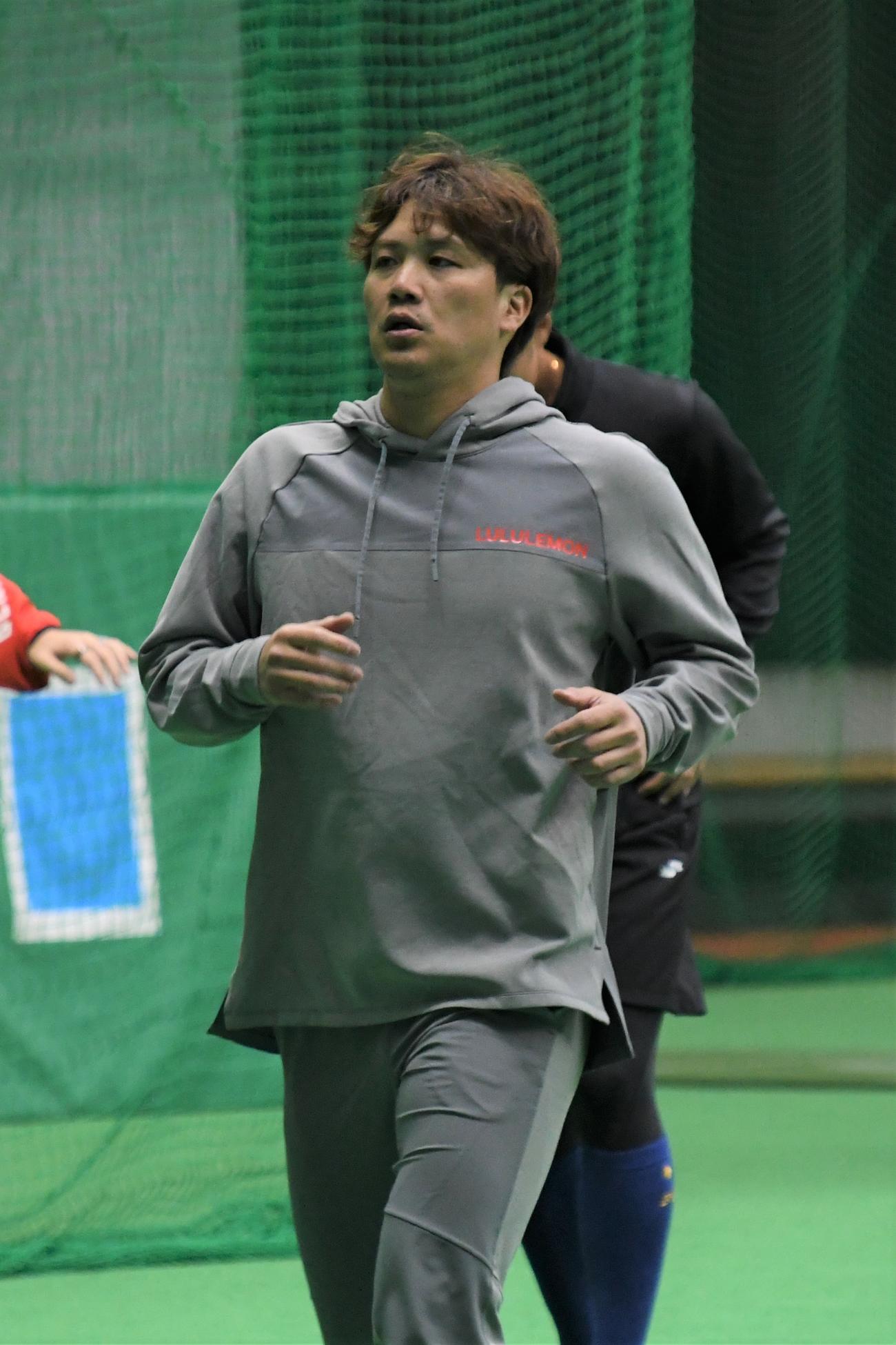 先乗り自主トレに参加した日本ハム伏見（撮影・石井翔太）