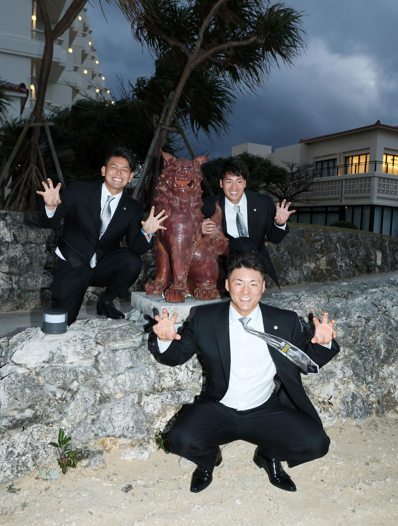 沖縄キャンプの宿舎に到着しシーサーポーズで笑顔を見せる前川（手前）と岡留（後方左）、岩田（撮影・加藤哉）