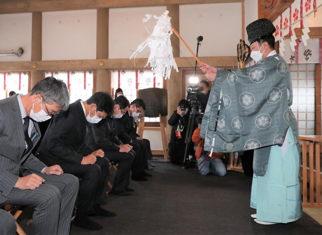 栗山天満宮で行われた「侍ジャパン優勝祈願式」でお祓いをうける日本代表栗山監督（左から2人目）（撮影・黒川智章）