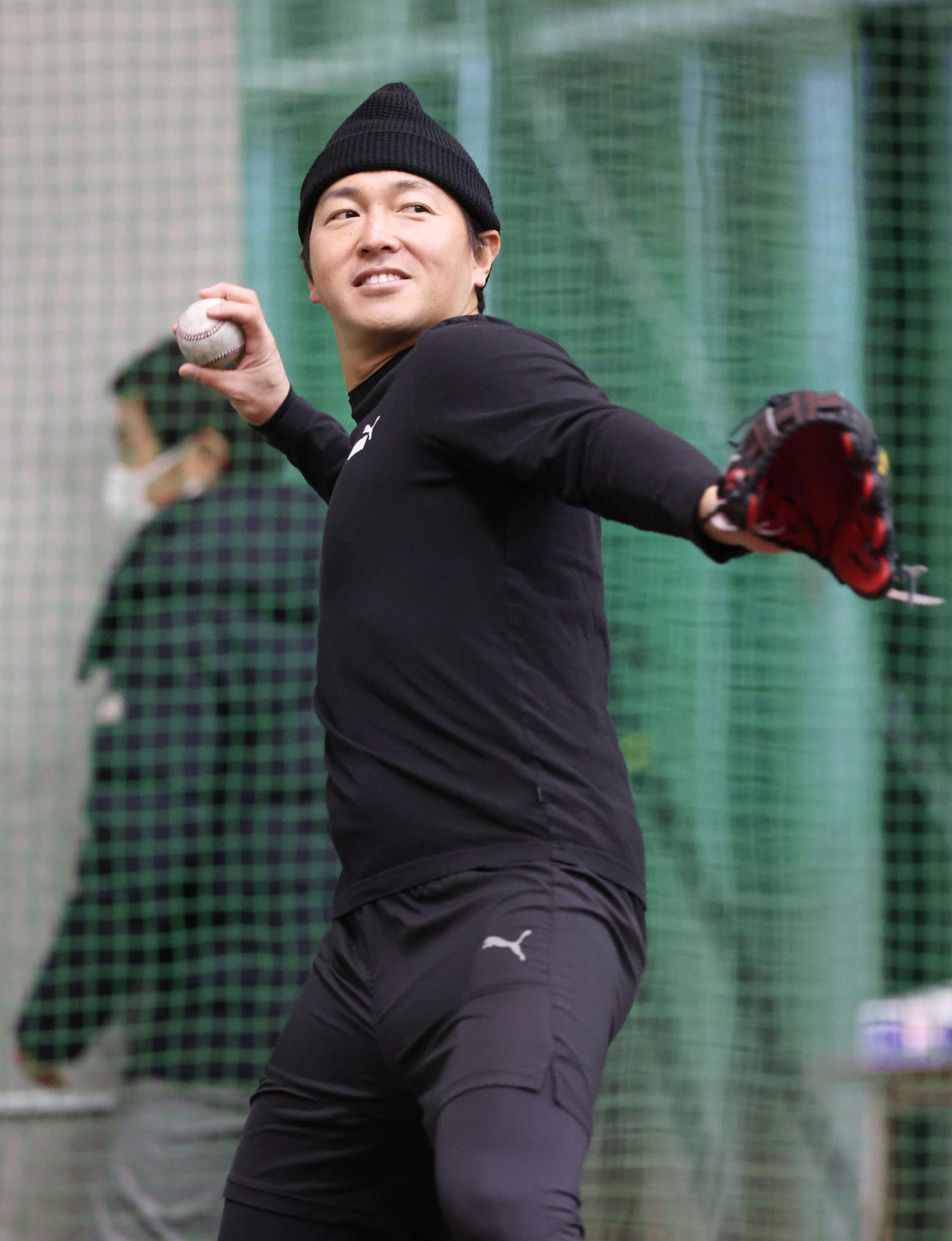 キャッチボールをする巨人長野（撮影・宮地輝）