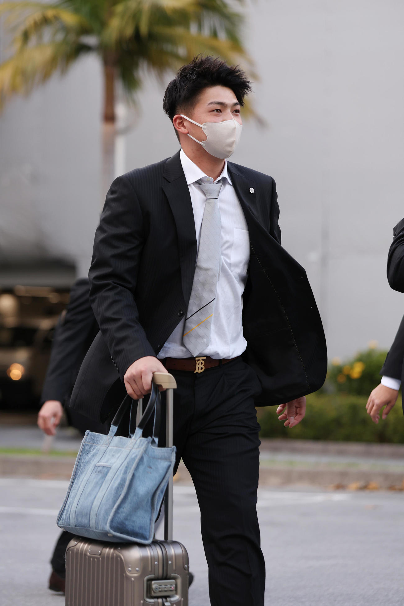 沖縄入りした阪神井上（撮影・前田充）