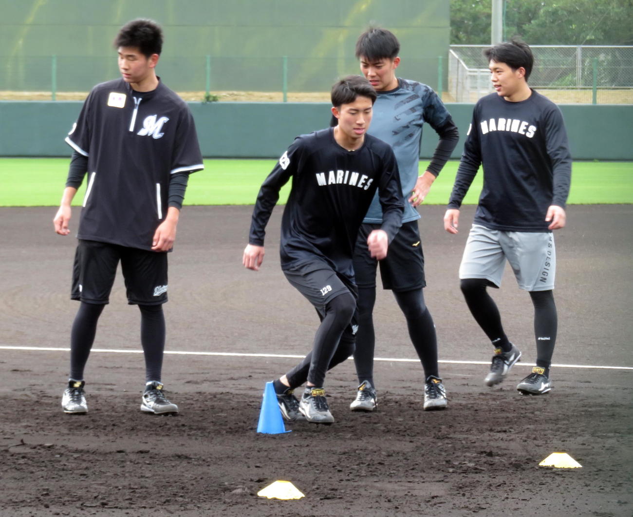 瞬発力を養うトレーニングを行うロッテ育成3位の勝又（撮影・鎌田直秀）