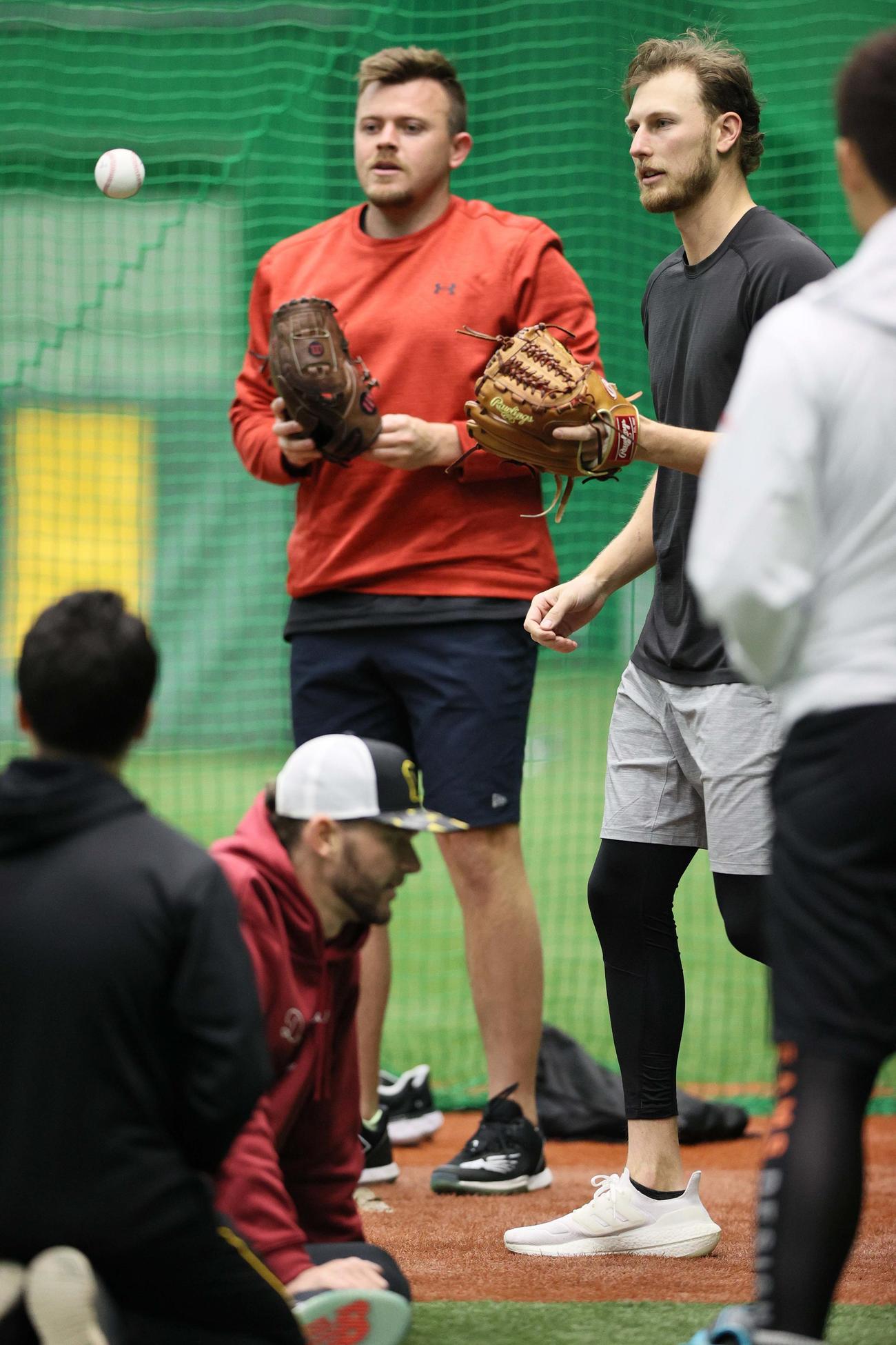 甲子園室内練習場でトレーニングをするビーズリー（左）とB・ケラー（撮影・上山淳一）