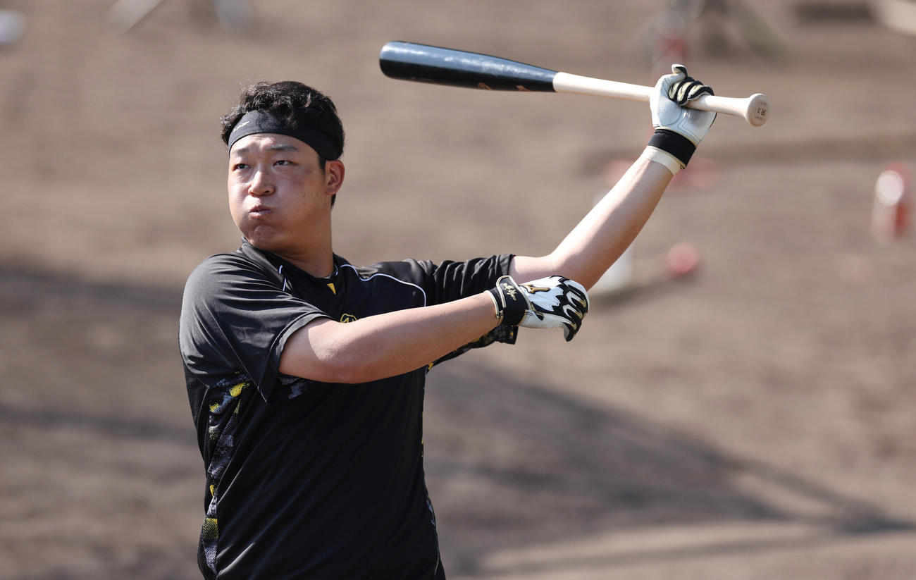 秋季キャンプで打ち込む大山悠輔（2022年11月撮影）