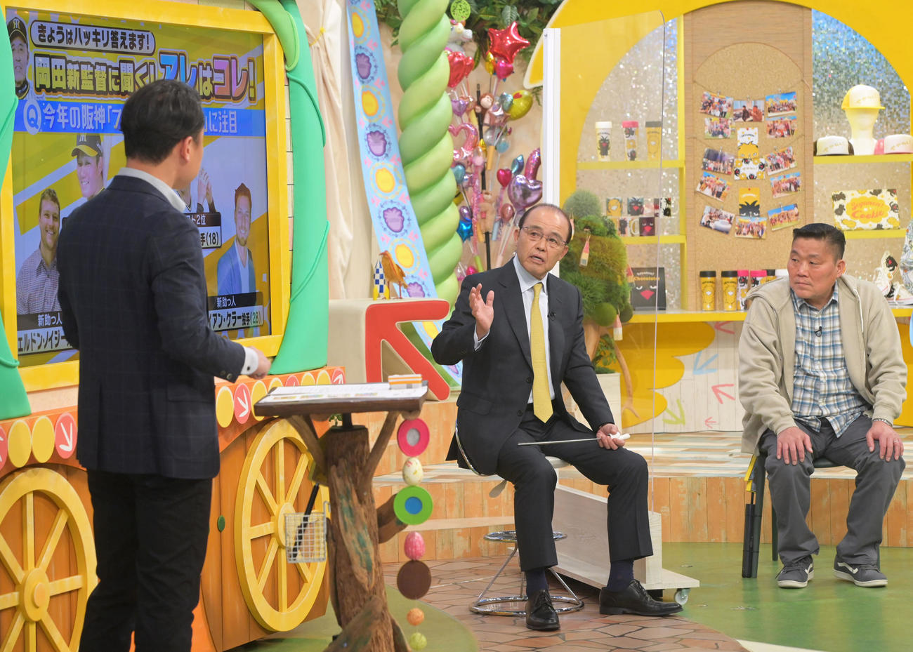 毎日放送「せやねん！」に生出演し今季の構想を語る阪神岡田監督（中央）（代表撮影）