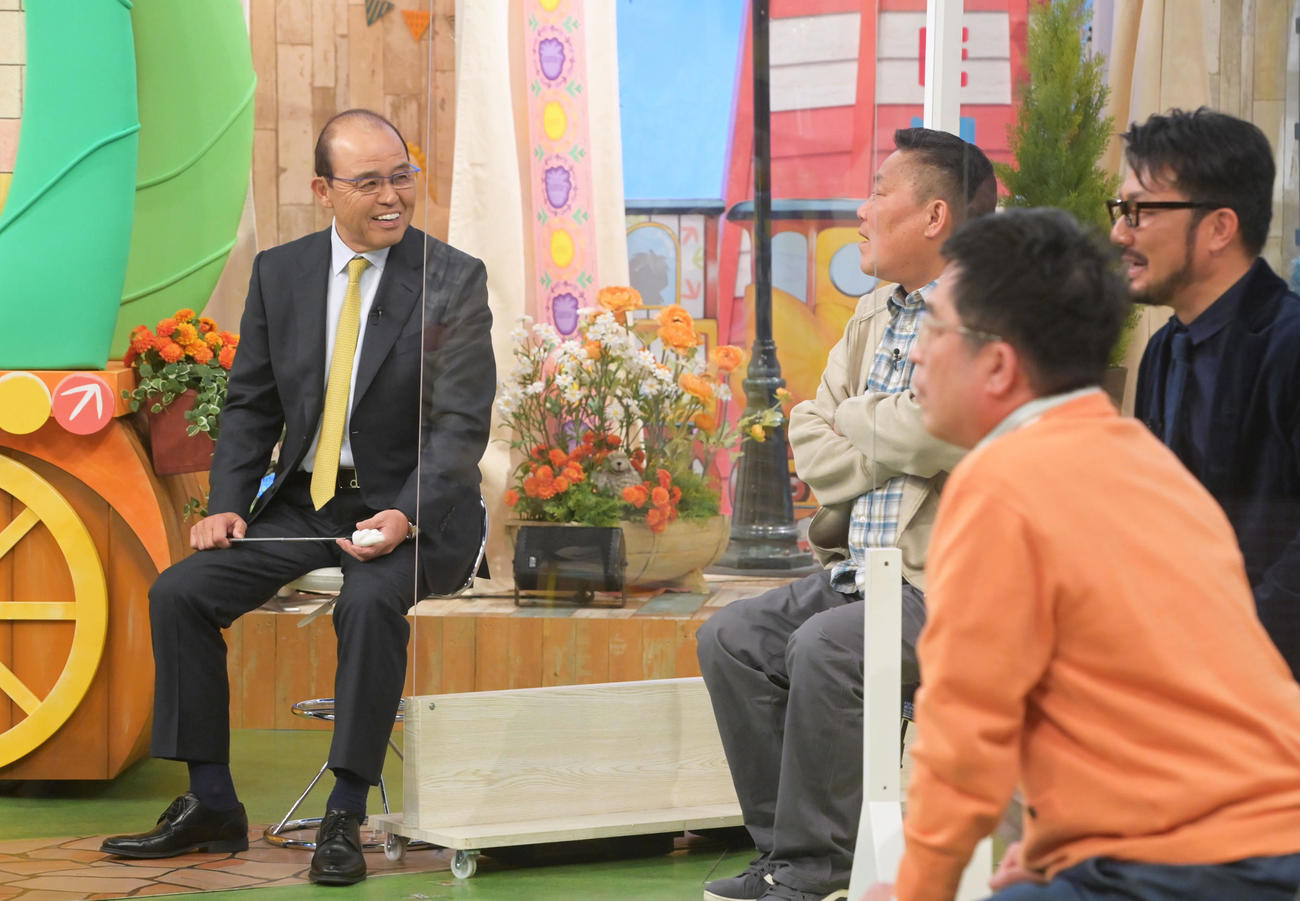 毎日放送「せやねん！」に生出演し笑顔を見せる阪神岡田監督（左）（代表撮影）