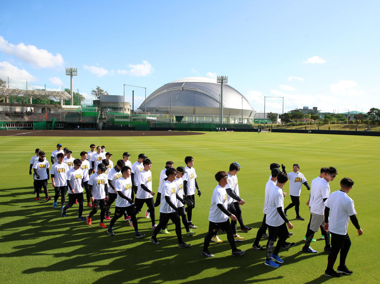 お揃いのTシャツを着て合同自主トレを開始した阪神ナイン（撮影・加藤哉）