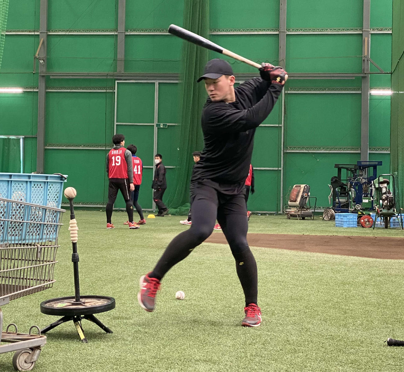 ティー打撃をする楽天安田悠馬（2023年1月28日撮影）