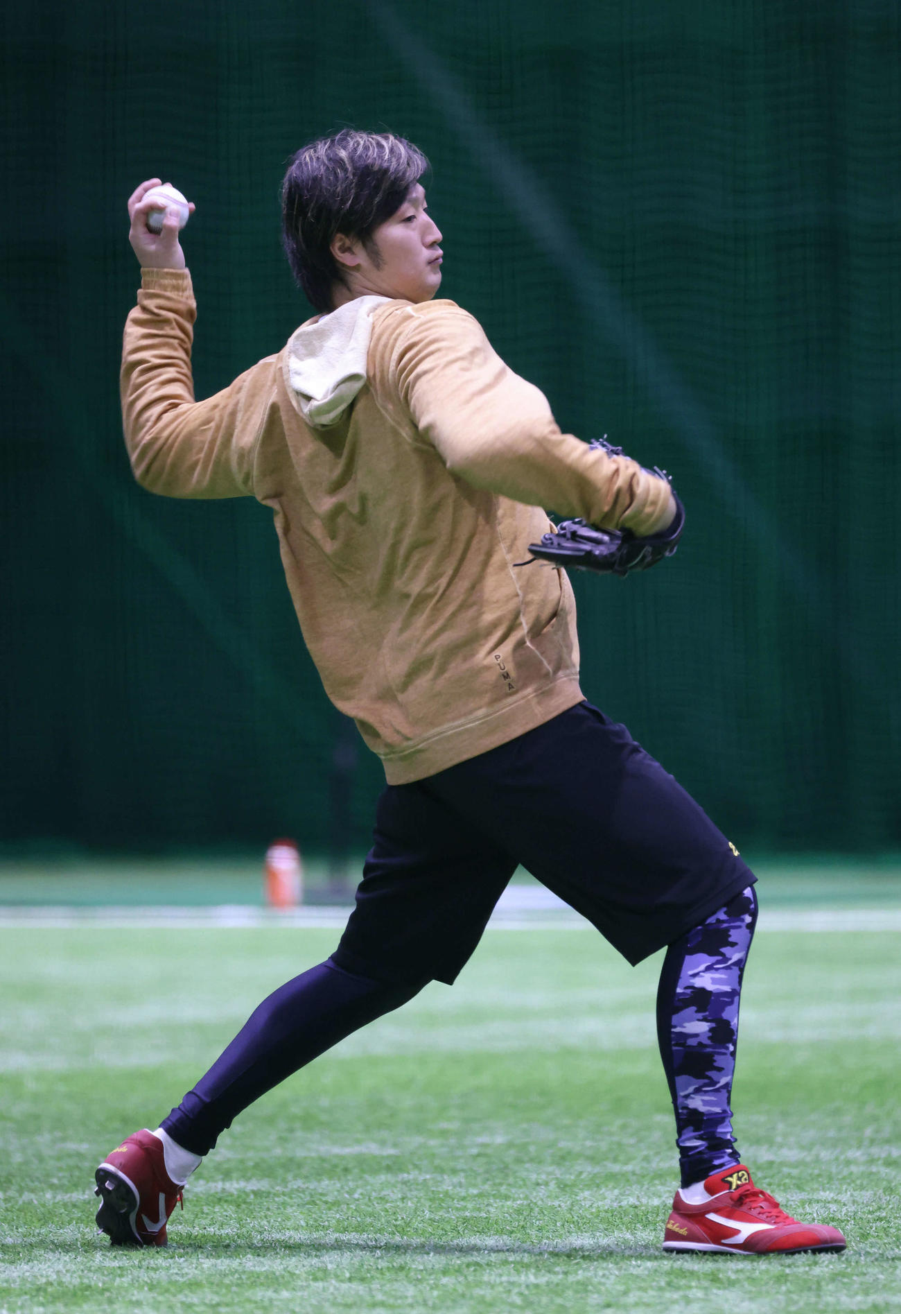 広島合同自主トレ　キャッチボールをする床田（撮影・加藤孝規）