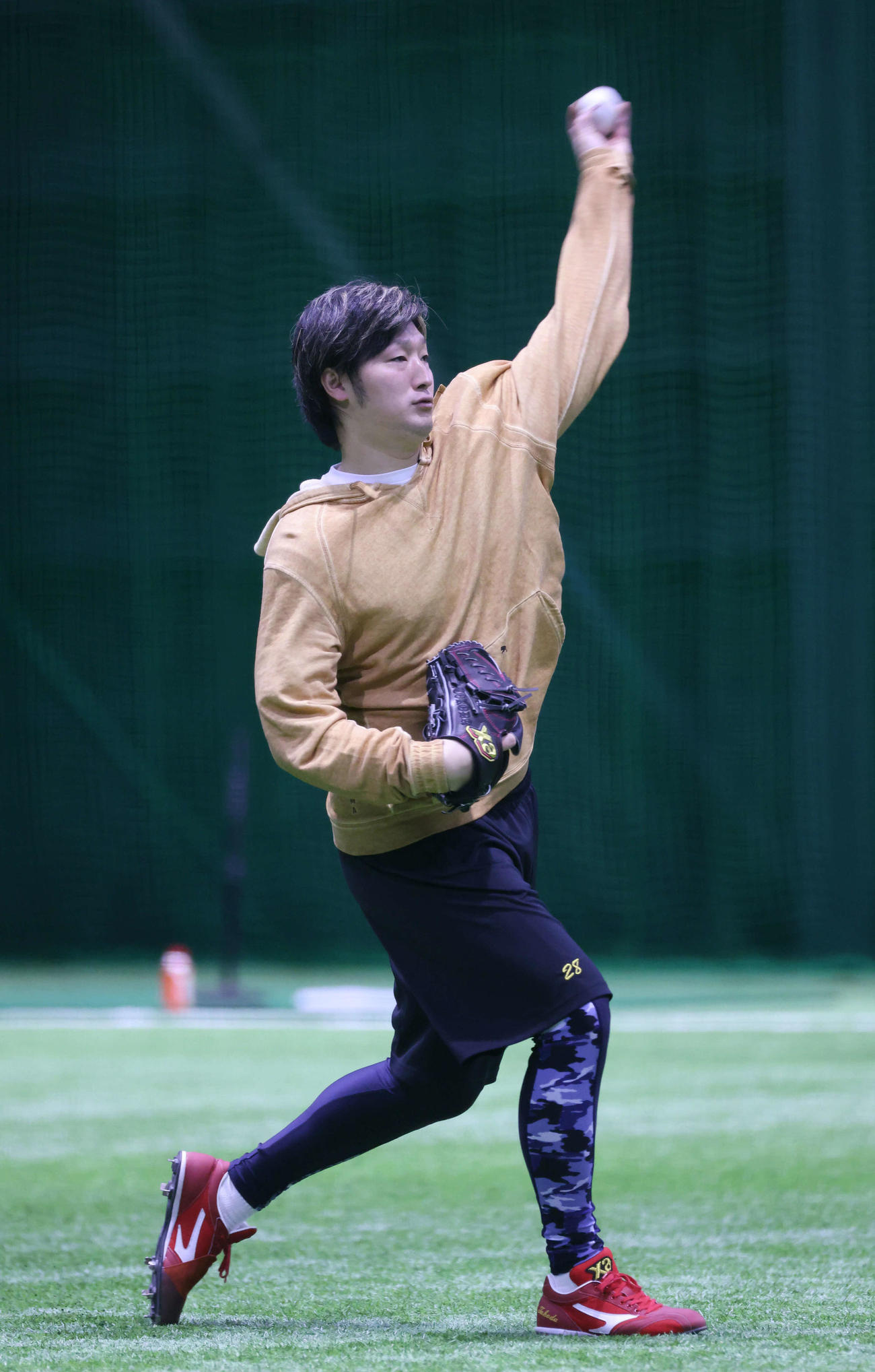 広島合同自主トレ　キャッチボールをする床田（撮影・加藤孝規）