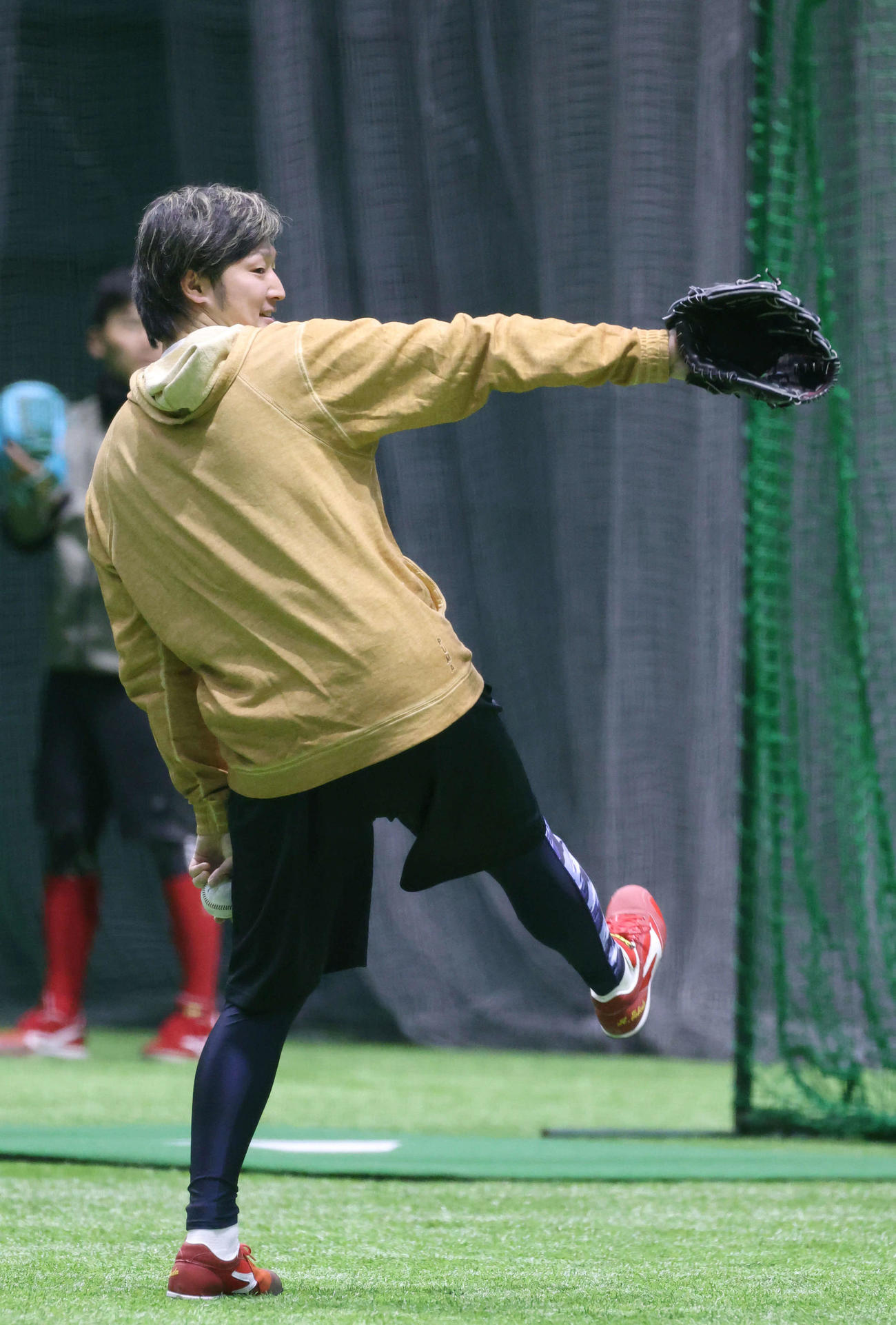 広島合同自主トレ　キャッチボールをする床田（撮影・加藤孝規）