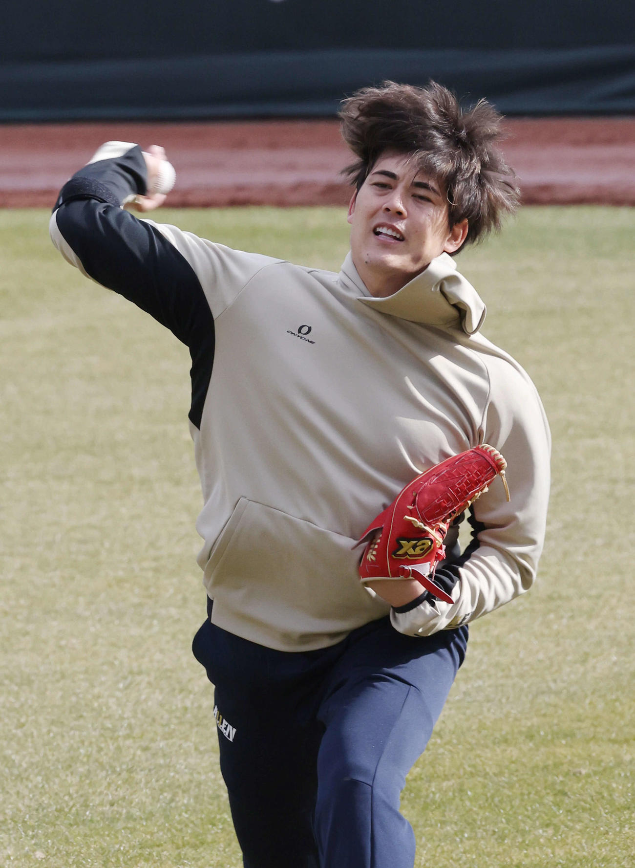 広島合同自主トレ　キャッチボールをする九里（撮影・加藤孝規）