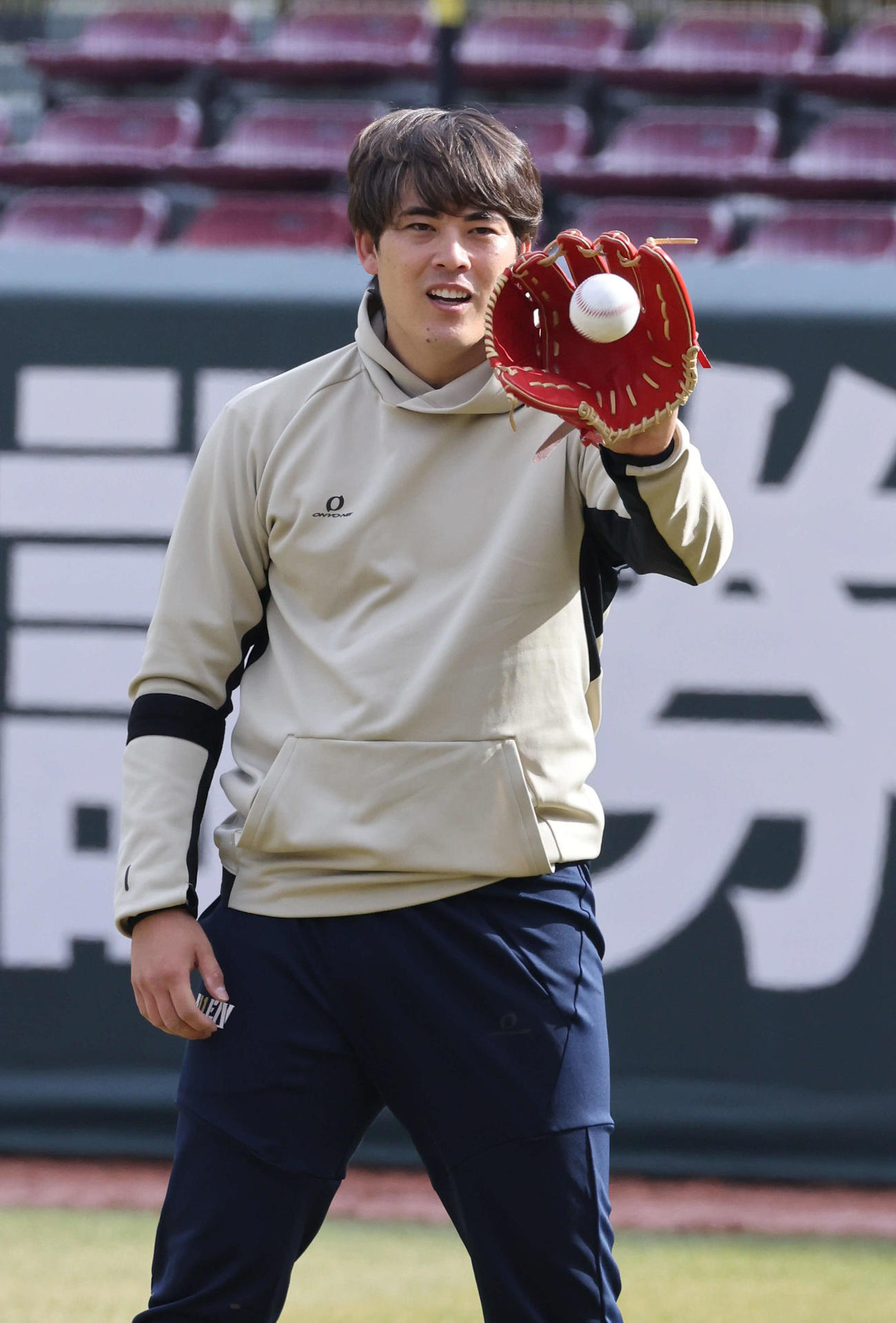 広島合同自主トレ　キャッチボールをする九里（撮影・加藤孝規）