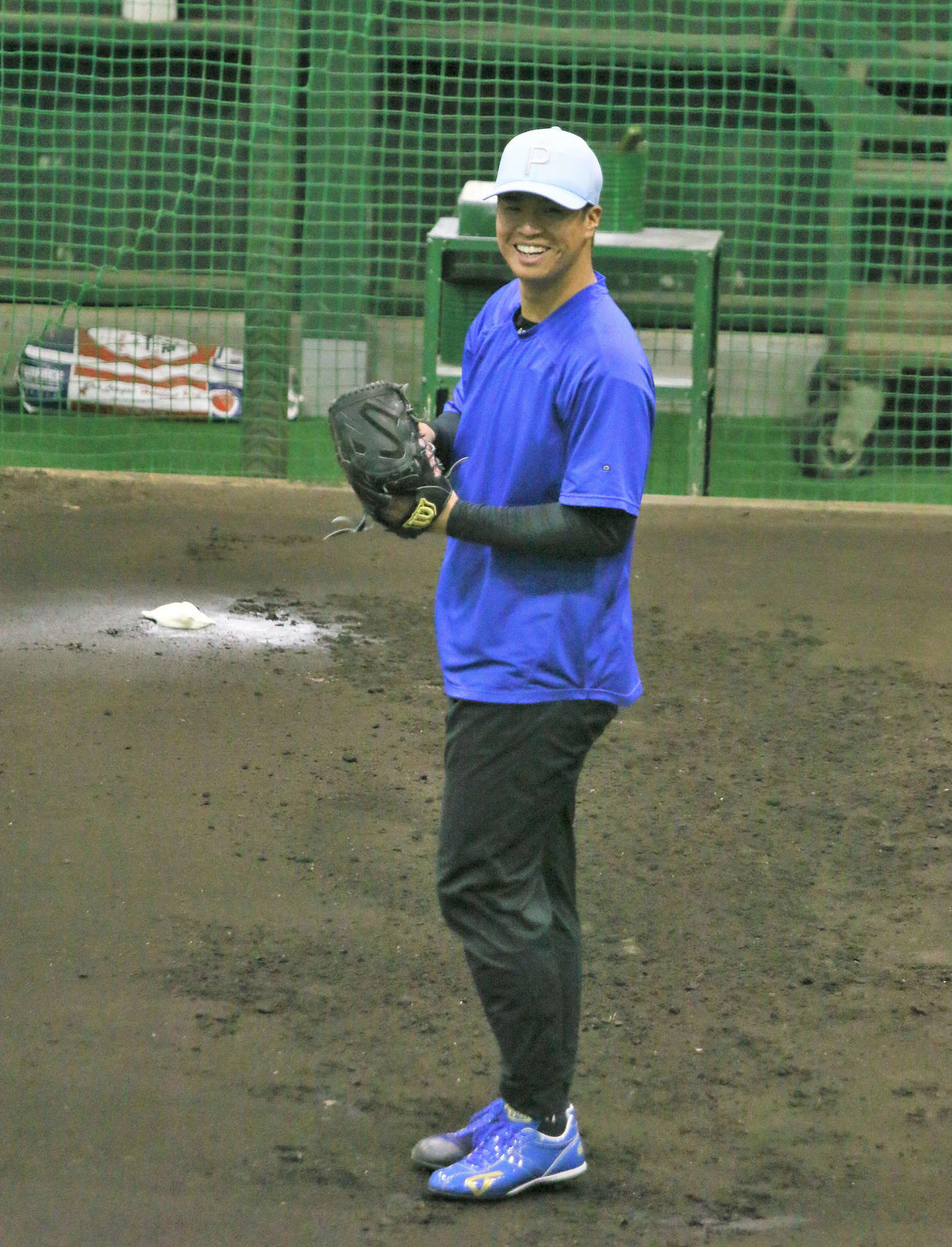 千葉・鎌ケ谷の室内練習場でブルペン入りした日本ハム松岡（撮影・木下大輔）