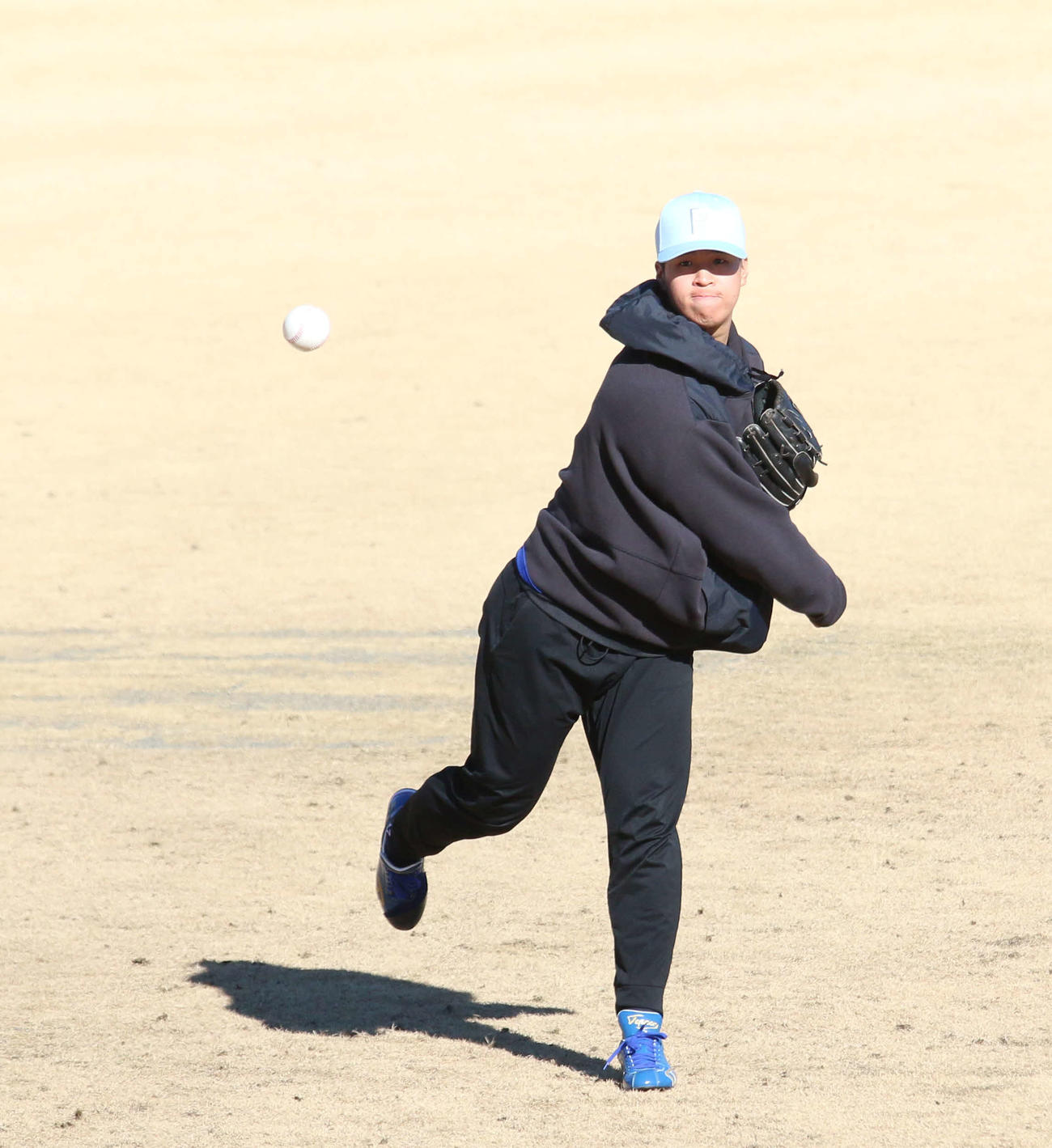 千葉・鎌ケ谷で自主トレを行った日本ハム松岡（撮影・木下大輔）