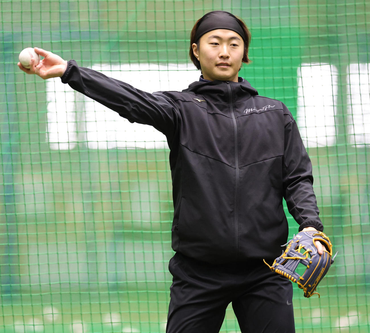 トス打撃で打者に投げる西武山村（撮影・野上伸悟）