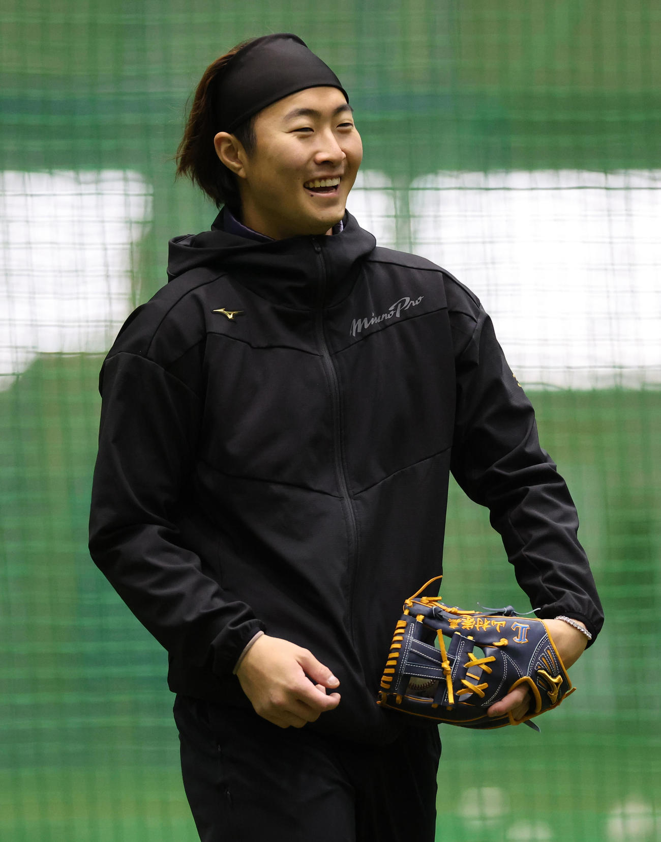 自主トレ中に笑顔を見せる西武山村（撮影・野上伸悟）