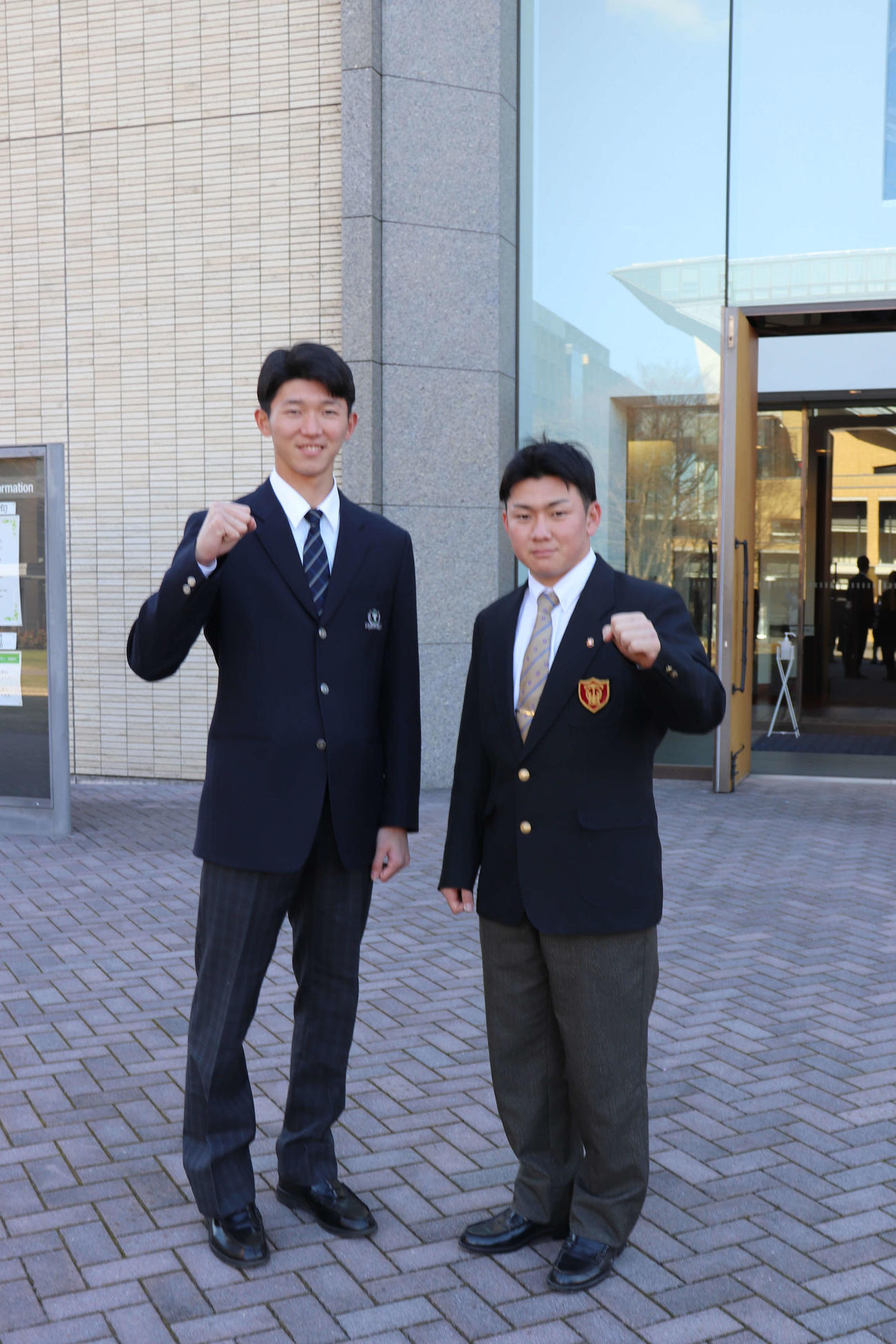 入寮式を終え、大学野球での活躍を誓う（写真左から鈴木泰成と星子（撮影・保坂淑子）
