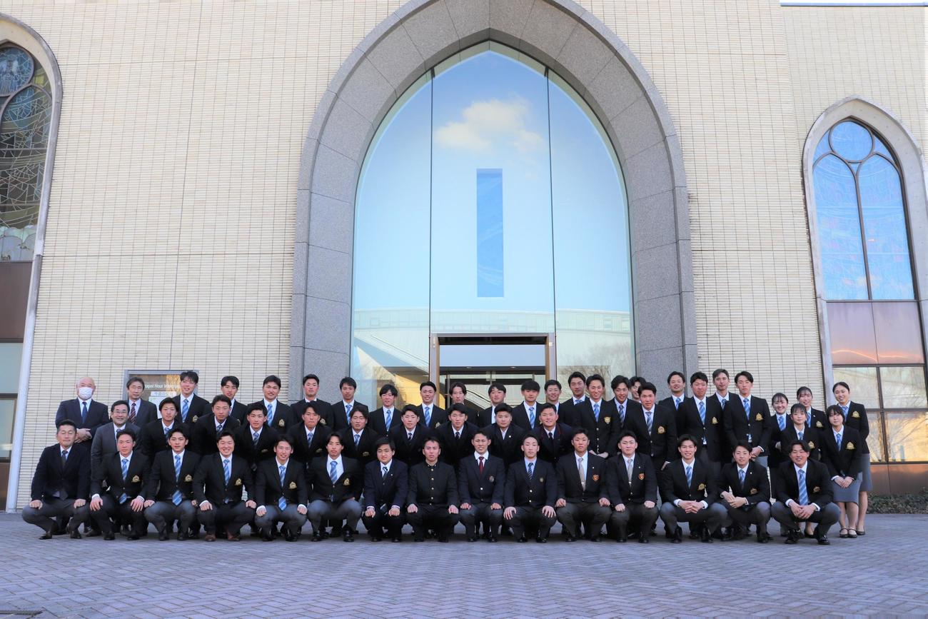 青学大　学内のチャペルで新入部員10名の入寮式を終え、チーム全員が揃い、今年の日本一を誓う（撮影・保坂淑子）