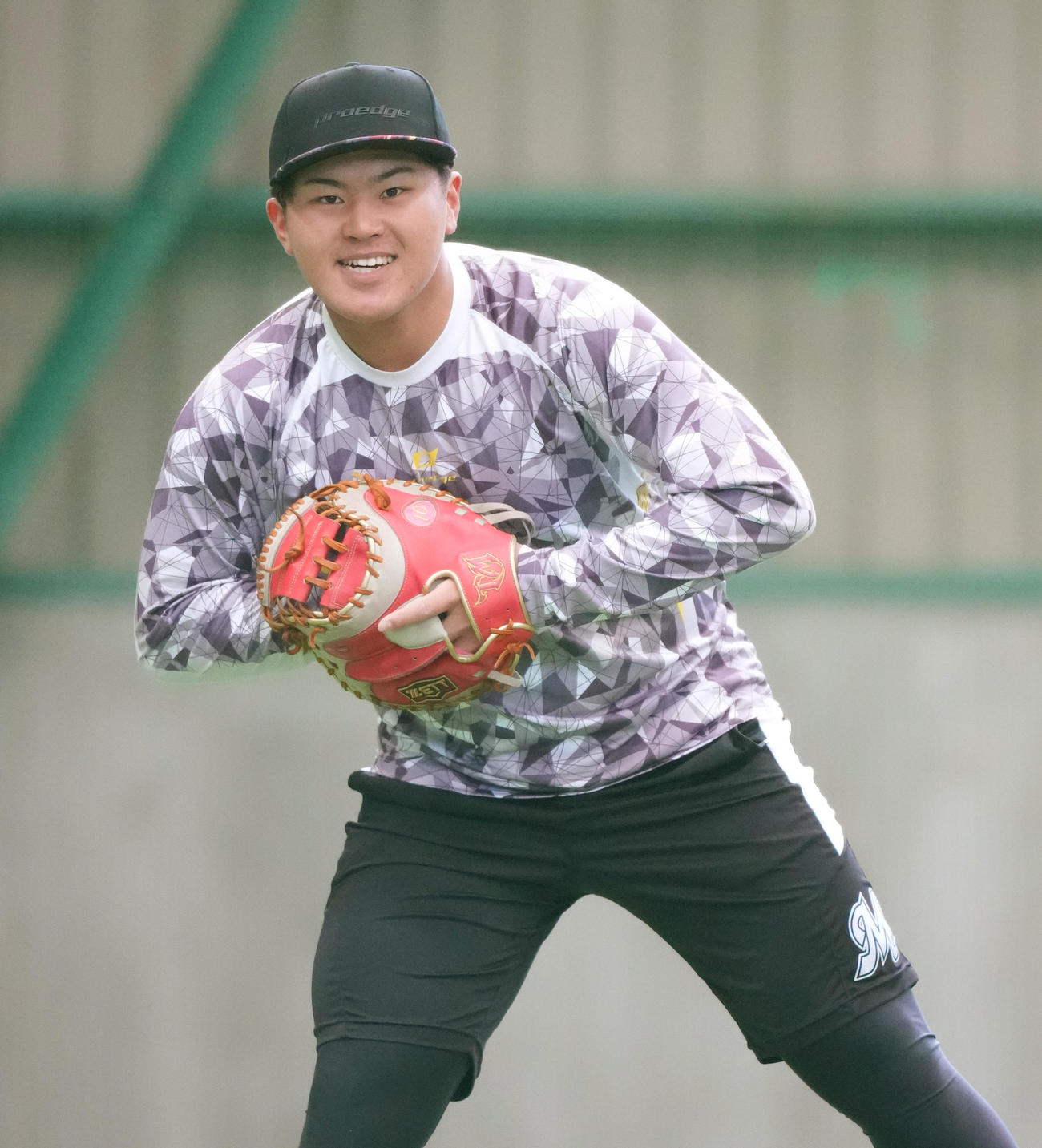 ロッテ浦和球場で自主トレを公開するロッテ松川（撮影・菅敏）