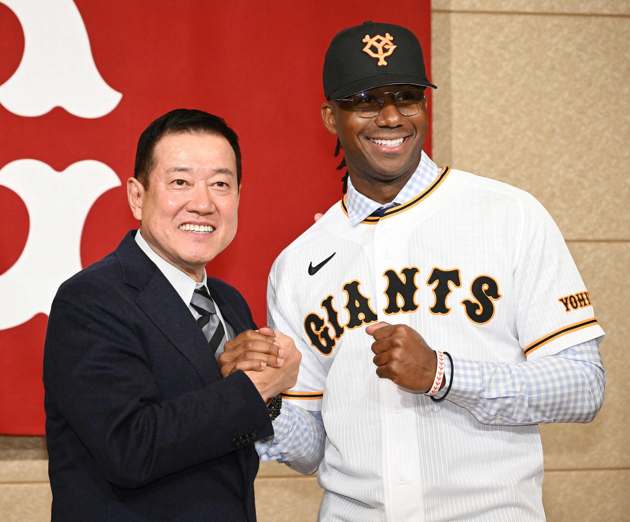 巨人新外国人選手入団会見で原監督（左）はブリンソンと記念撮影する（撮影・滝沢徹郎）