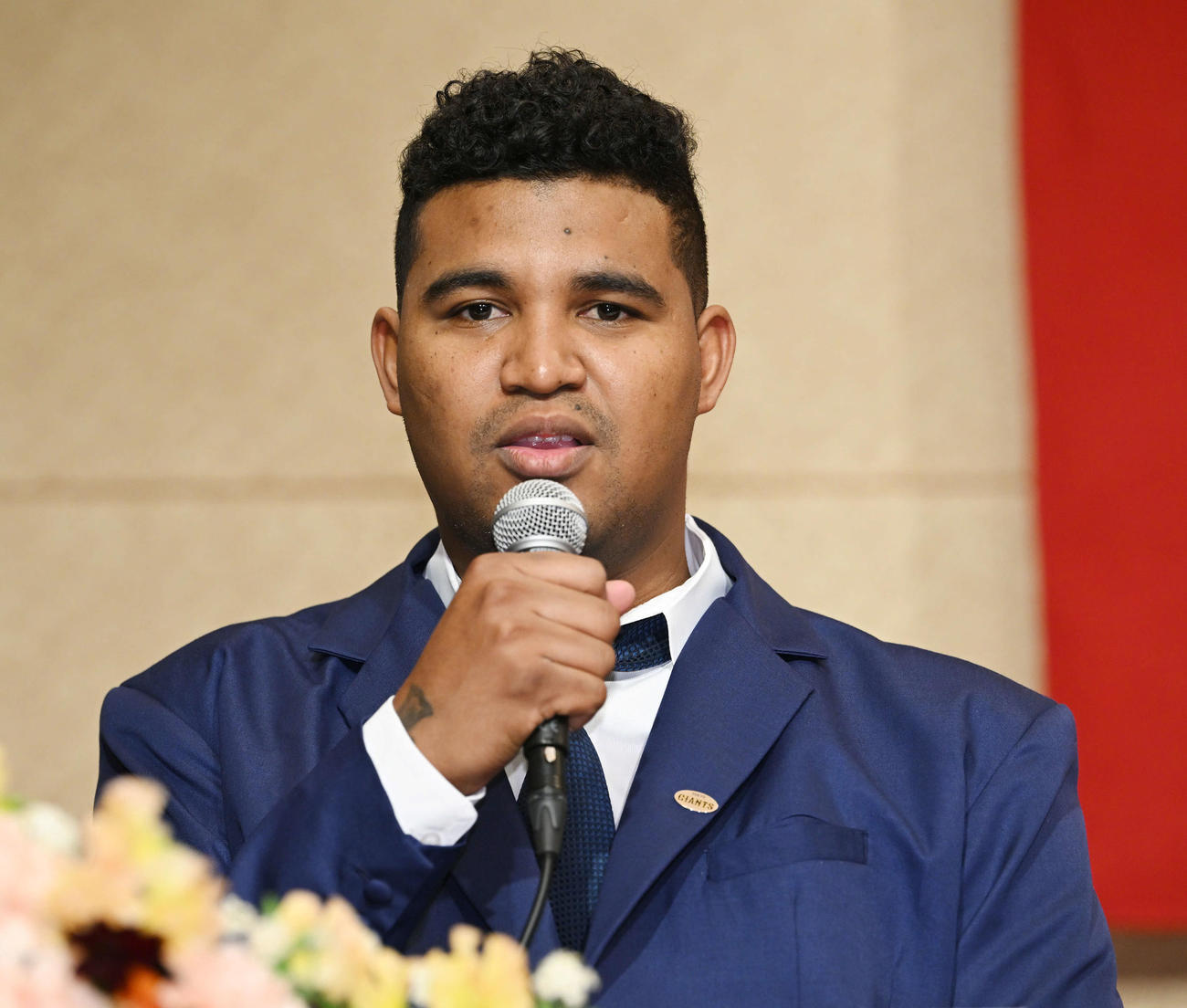 巨人新外国人選手入団会見で話すメンデス（撮影・滝沢徹郎）
