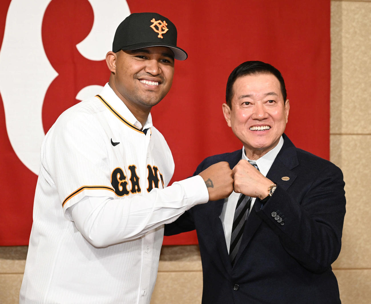 巨人新外国人選手入団会見で原監督（右）はメンデスと記念撮影する（撮影・滝沢徹郎）