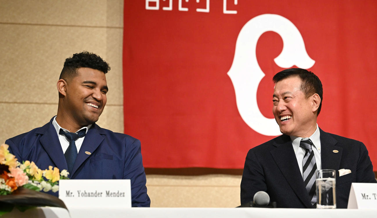 巨人新外国人選手入団会見で原監督（右）はメンデスと談笑する（撮影・滝沢徹郎）