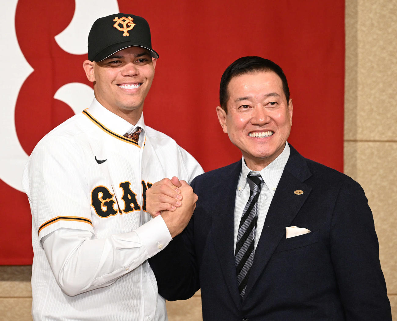 巨人新外国人選手入団会見で原監督（右）はロペスと記念撮影する（撮影・滝沢徹郎）